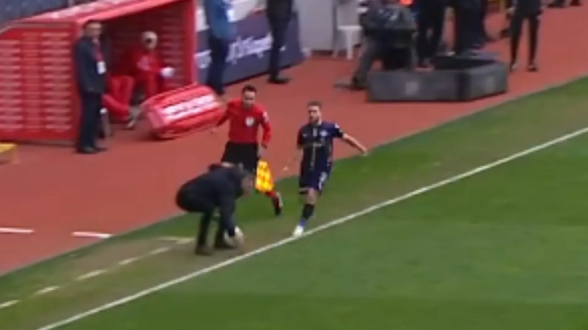 Yilmaz ha tolto il pallone dal campo mentre un avversario si stava involando verso la porta
