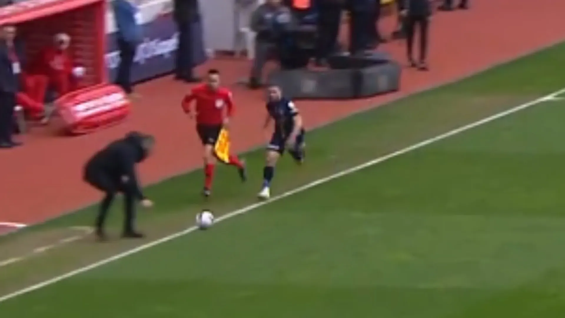 Il fallo è stato segnalato dal guardalinee che ha richiamato l'arbitro
