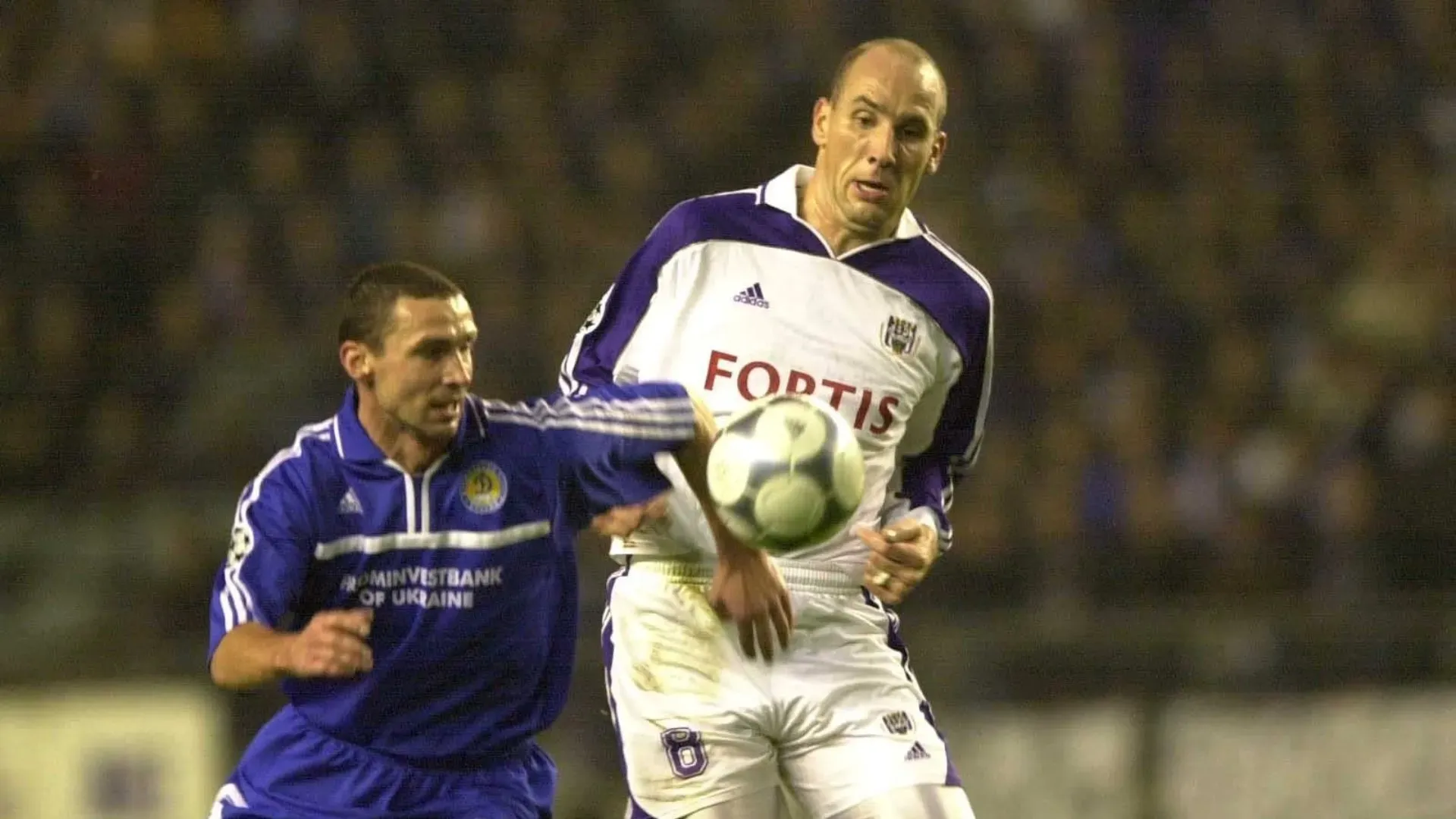 Tra il 1999 e il 2001 ha giocato Anderlecht e poi è passato al Borussia Dortmund
