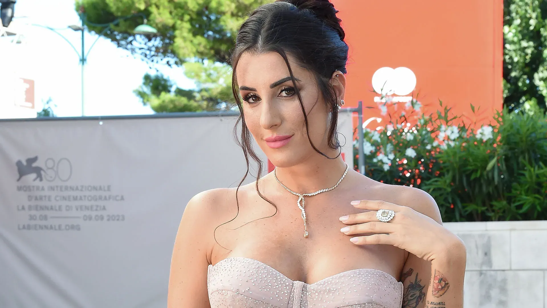 Grazie alla sua fama, Valentina ha firmato ricchi contratti di sponsorizzazione per brand di lusso
