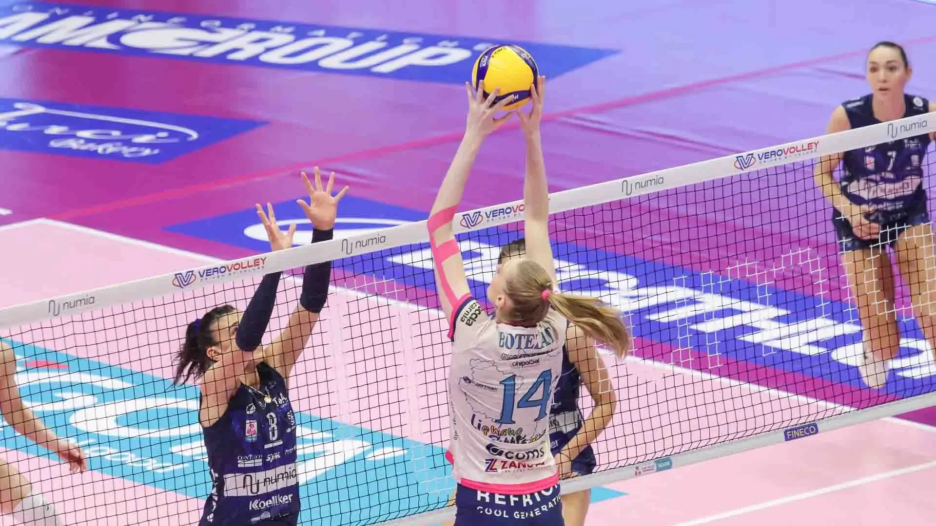 Terza frazione in discesa per le rosablù che ritrovano lo smalto del primo parziale e gestiscono il vantaggio. MVP del match una Paola Egonu da 17 punti totali, di cui 3 ace e 2 muri; in doppia cifra anche l’olandese Daalderop (10 punti).