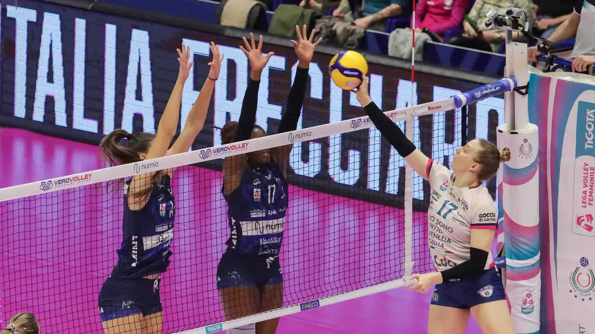 La distanza tra le due squadre si allarga ancora di più complici gli errori in attacco delle tedesche (10-18) e Vero Volley può così gestire il vantaggio fino alla fine del parziale (14-25).