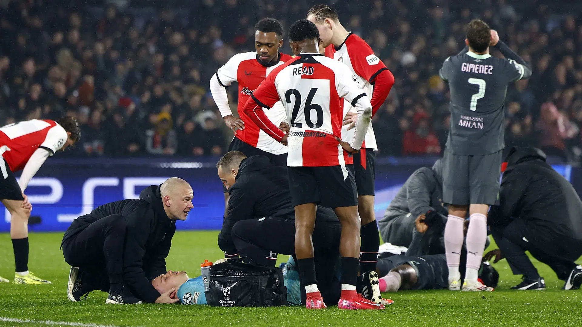 Altro scontro e altro colpo in testa per il portiere del Feyenoord
