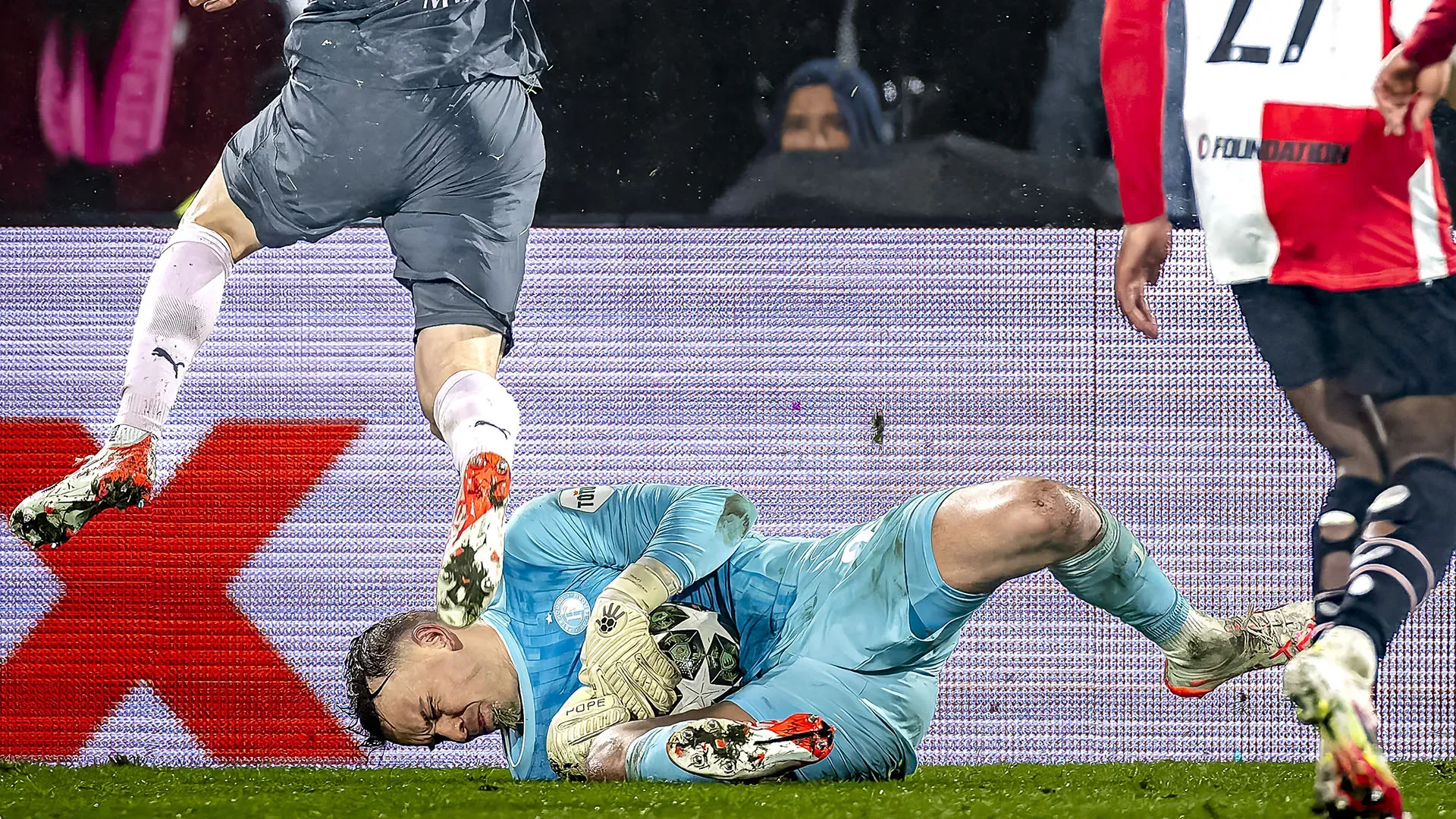 Il portoghese, nel tentativo di intercettare il pallone, si è scontrato con il portiere
