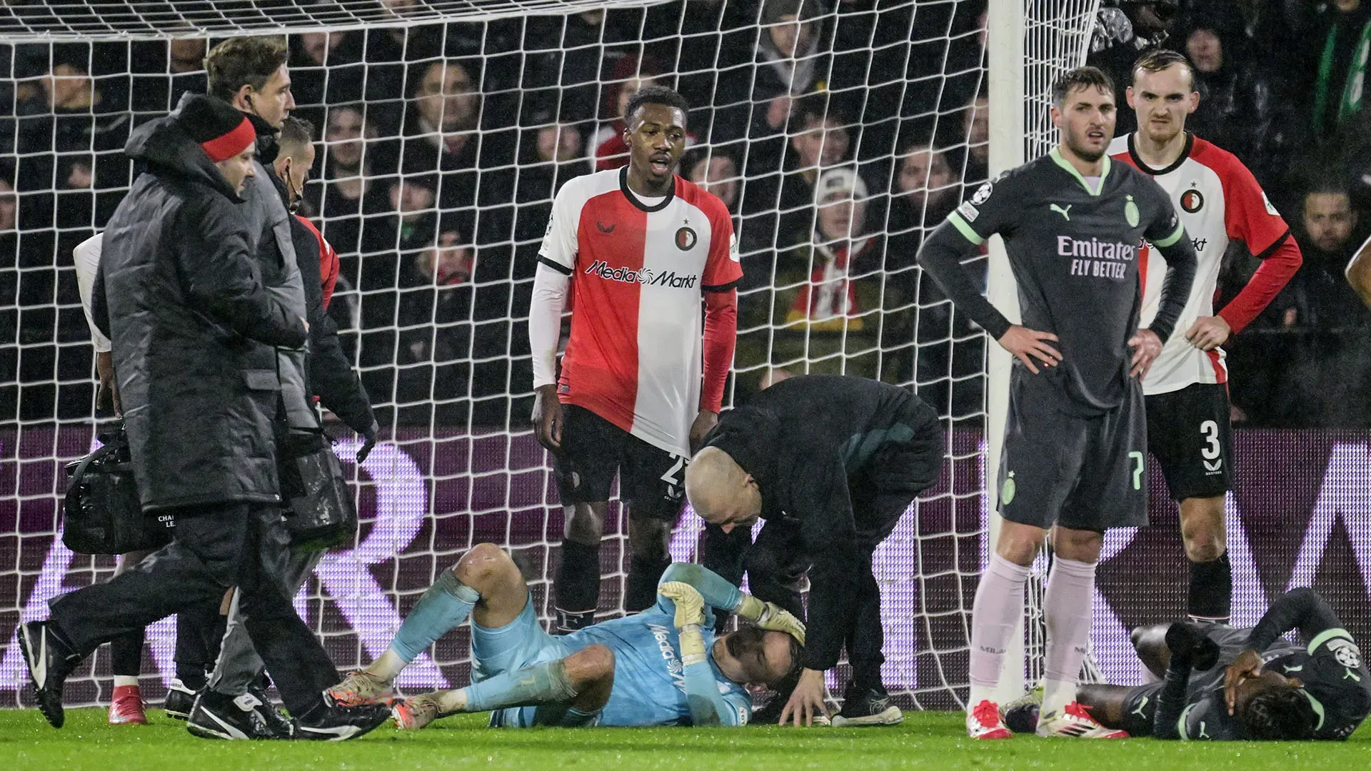 Fortunatamente il portiere non si è fatto troppo male: è stato curato e ha continuato a giocare
