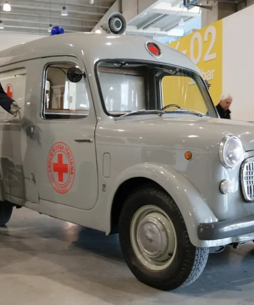 Fa bella mostra di sé un’ambulanza Fiat 1100 del 1953: le foto