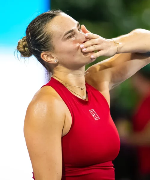 Aryna Sabalenka bella di notte, quarta finale a Madrid