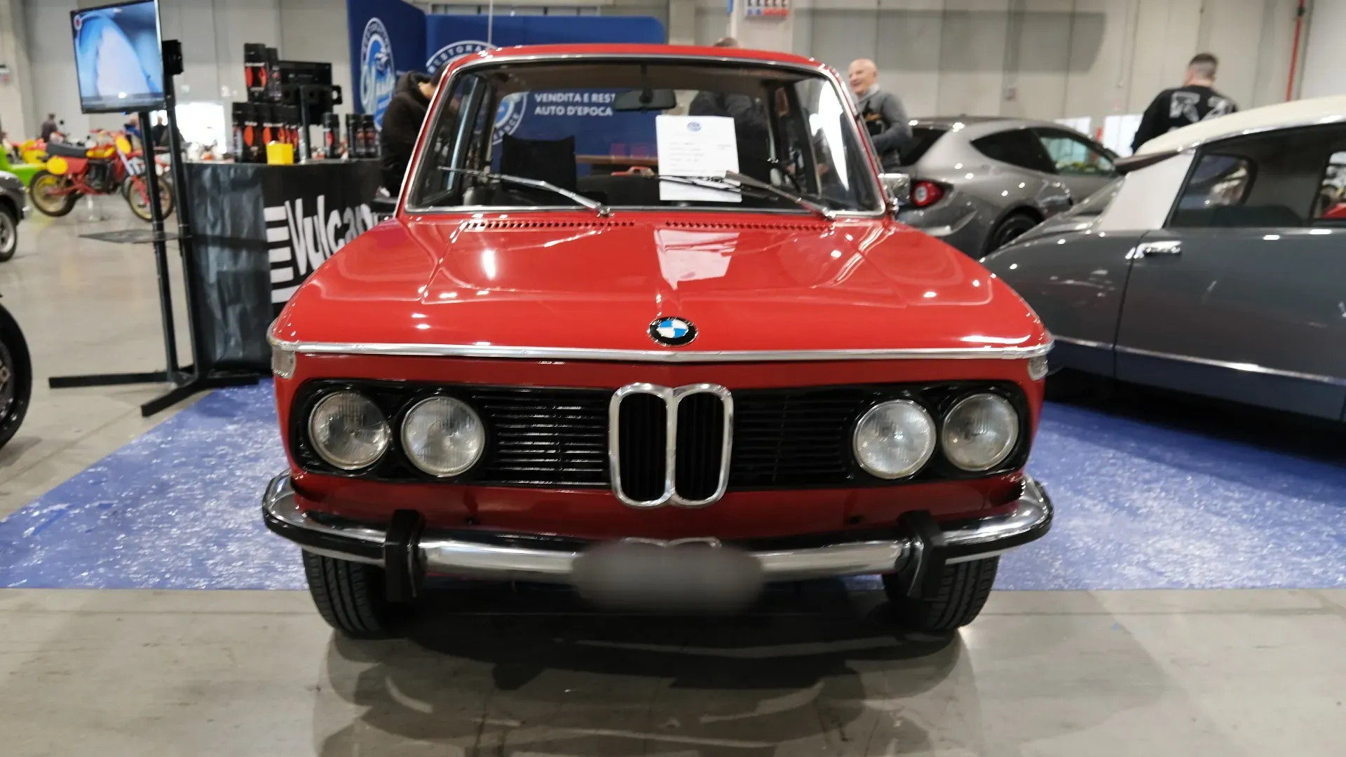 Il design sobrio, con fari tondi e coda tronca, è diventato uno dei tratti distintivi della linea BMW negli anni successivi