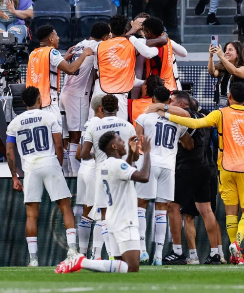 Segna un gol storico e invade la tribuna per abbracciare il suo idolo: le foto
