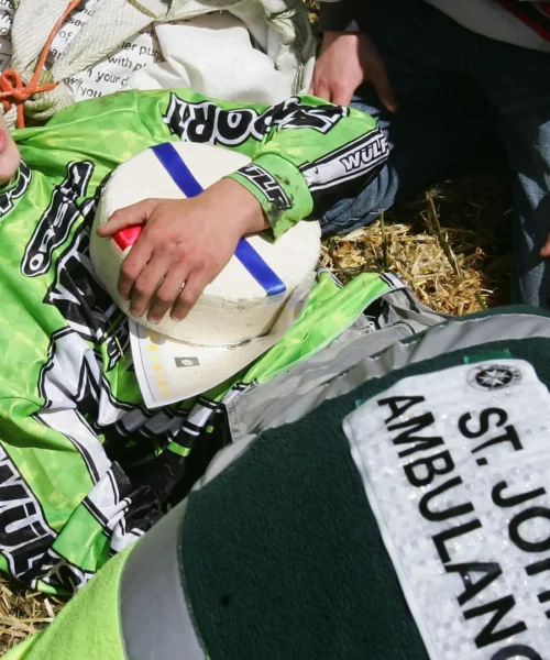 Buttarsi da una collina per rincorrere il formaggio: le foto dello sport estremo