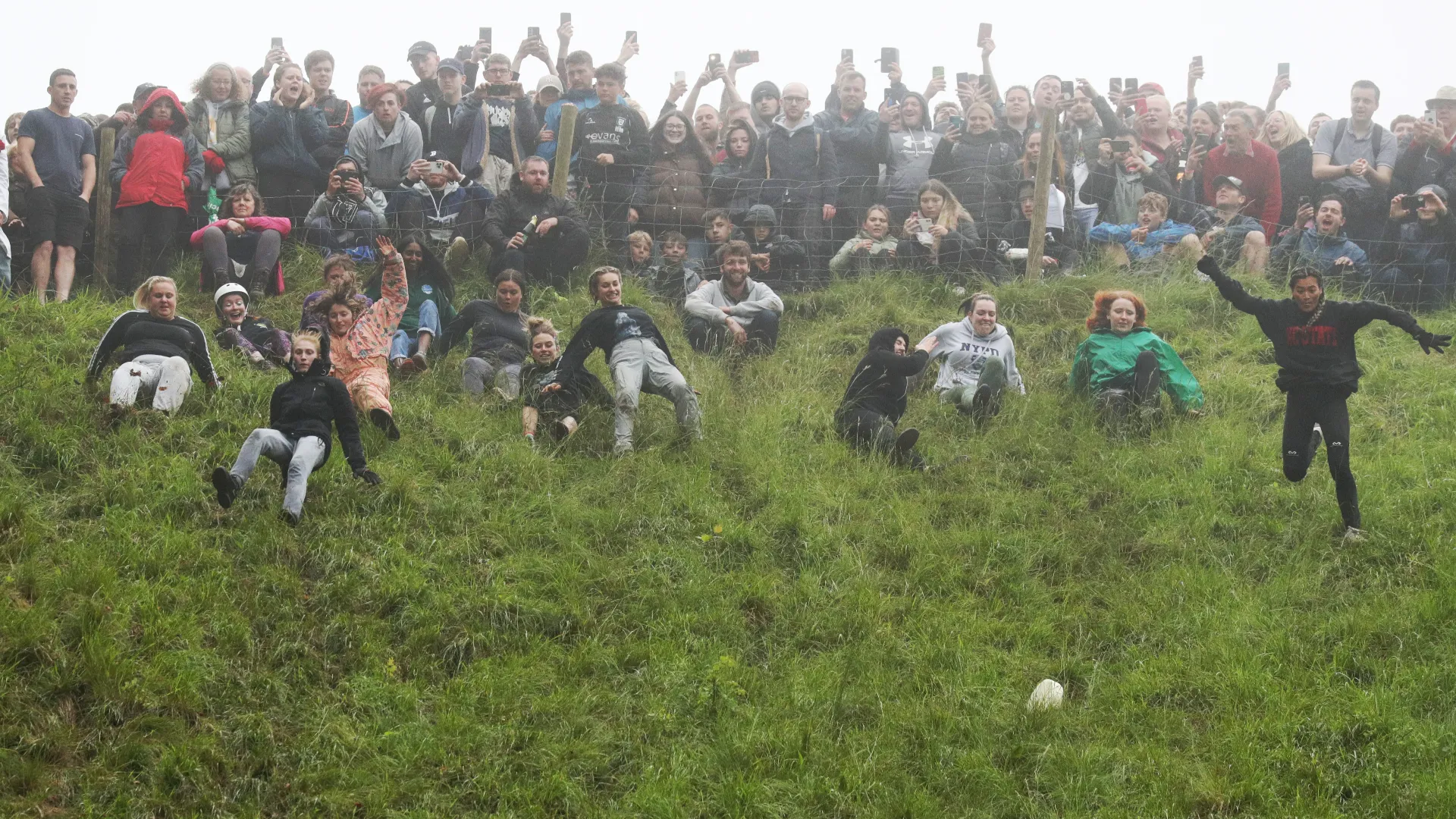 I partecipanti possono riportare fratture, lussazioni e distorsioni a causa delle violente cadute
