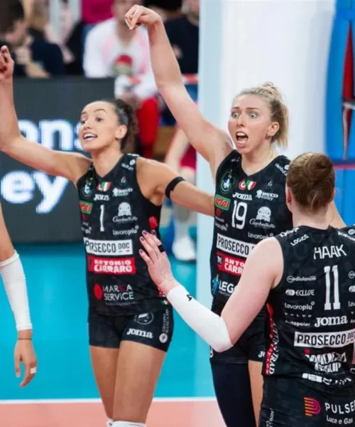 Spavento e rimonta leggendaria da 14-3 per le campionesse di tutto: le foto