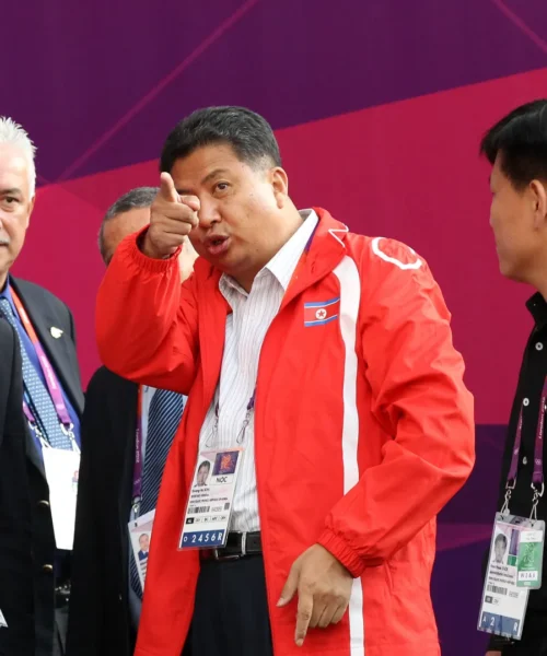 Scambiano la bandiera, la Corea del Nord si infuria: immagini