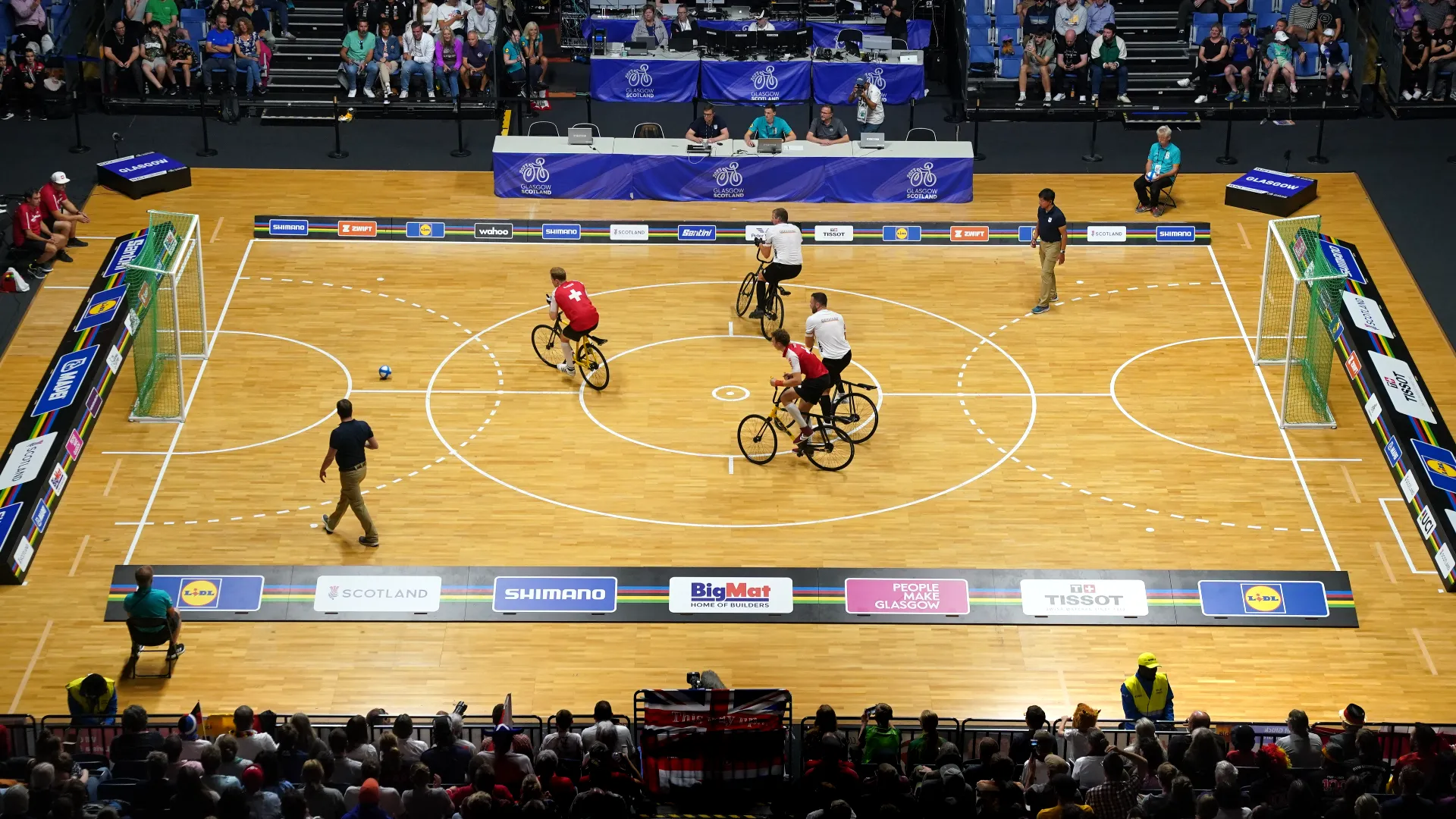 Il Cycle Ball è uno sport di squadra su bicicletta, simile al calcio

