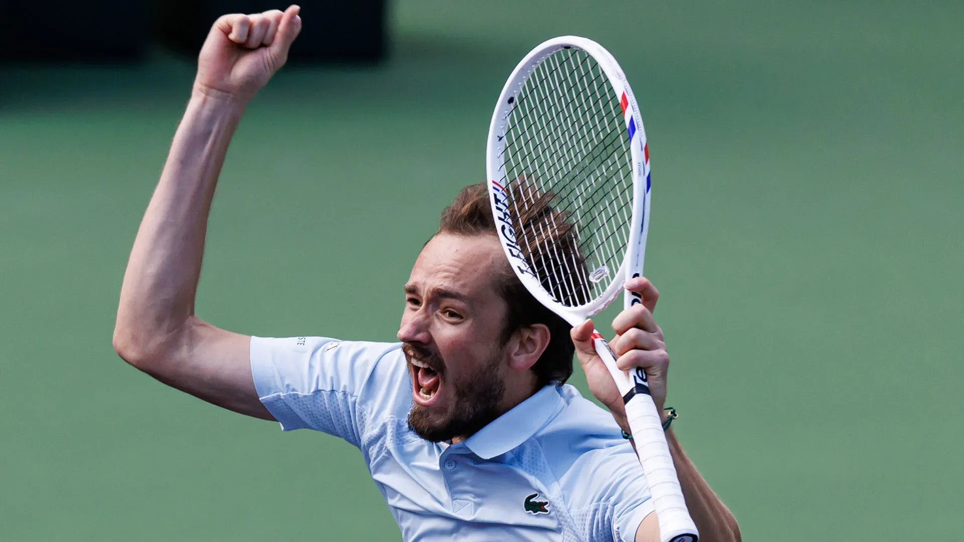"Spero che a Wimbledon ti ritroverai dalla stessa parte del tabellone di Carlos. Ti prego, a Wimbledon o Carlos o Jannik Sinner", ha detto il russo facendo ridere tutto il pubblico