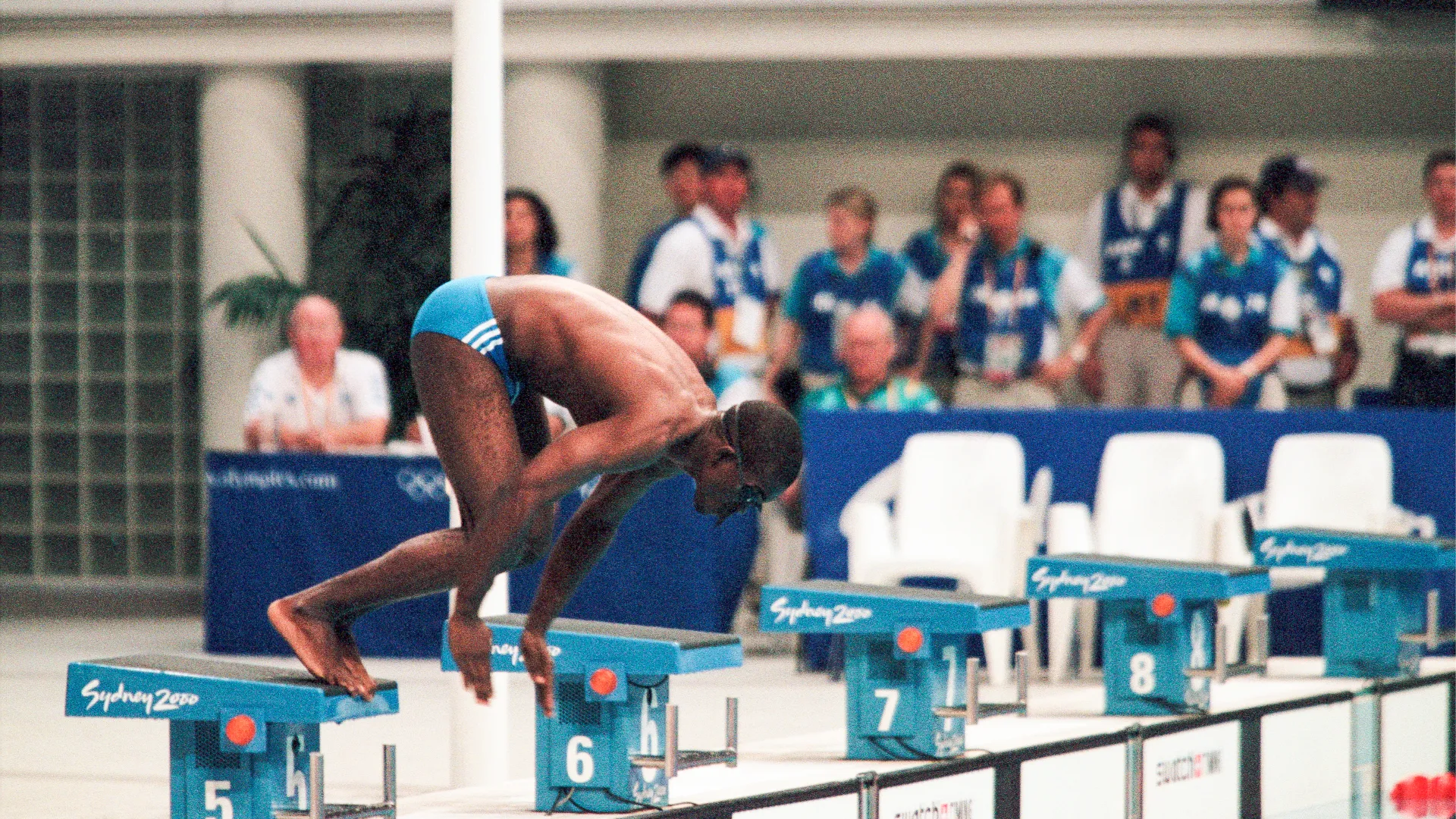 Il 19 settembre 2000, alle Olimpiadi di Sydney, Eric Moussambani si ritrovò a gareggiare da solo nei 100 metri stile libero
