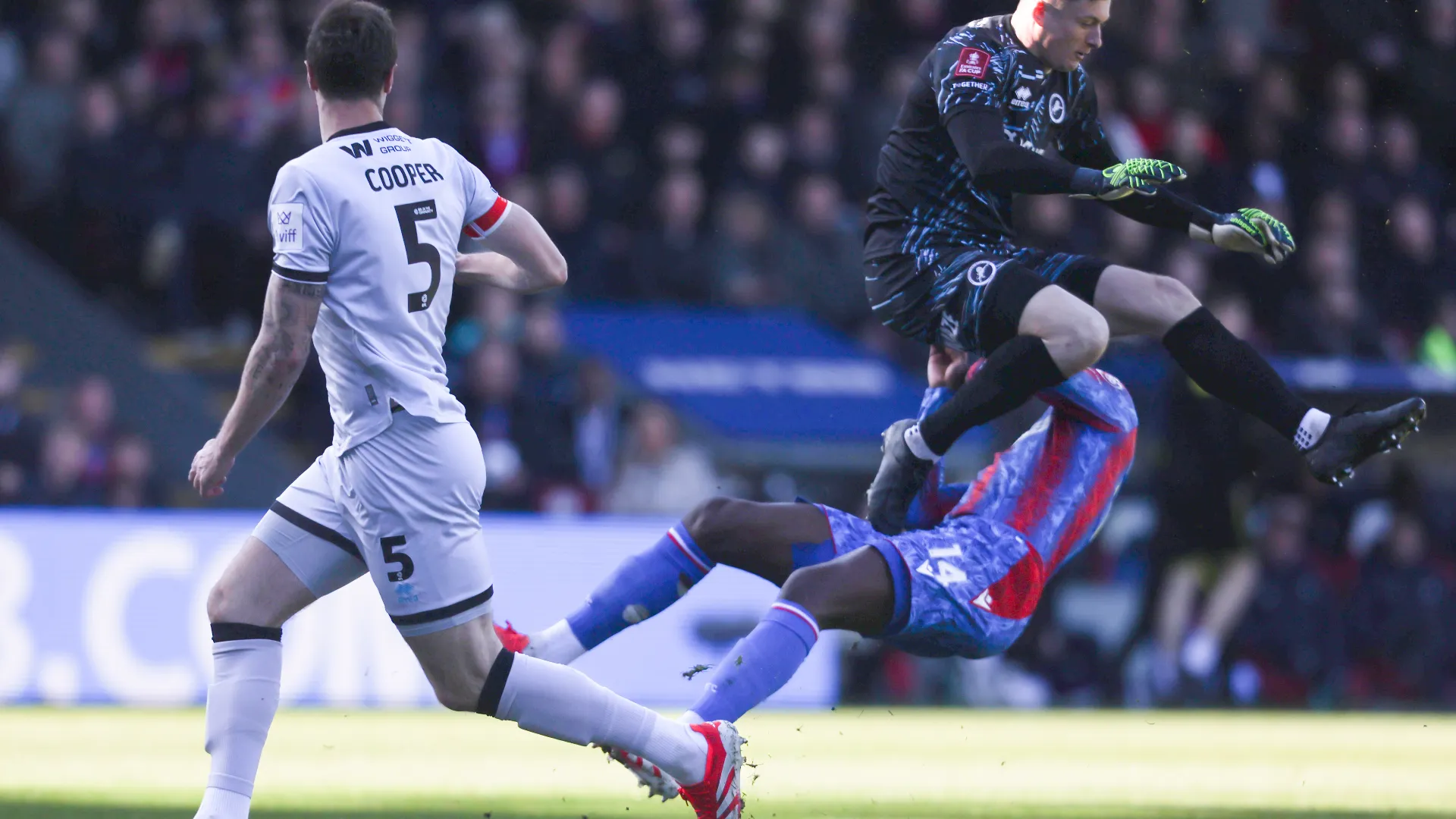Il portiere del Millwall Liam Roberts è stato squalificato per sei partite