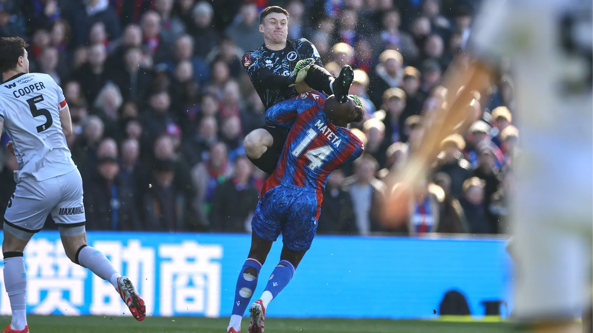 Il portiere avversario Liam Roberts lo aveva colpito con un calcio da kung-fu alla testa