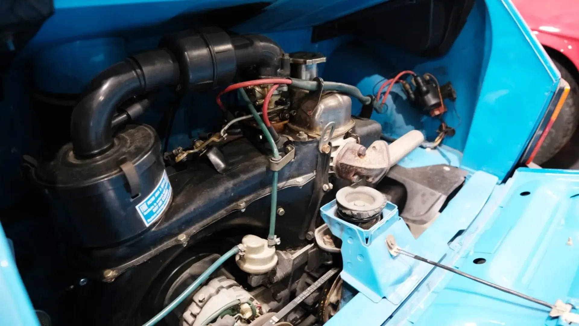 Come la 500, la Fiat 126 monta il motore nella parte posteriore, una soluzione tecnica che ne caratterizzò la guida e la distribuzione dei pesi