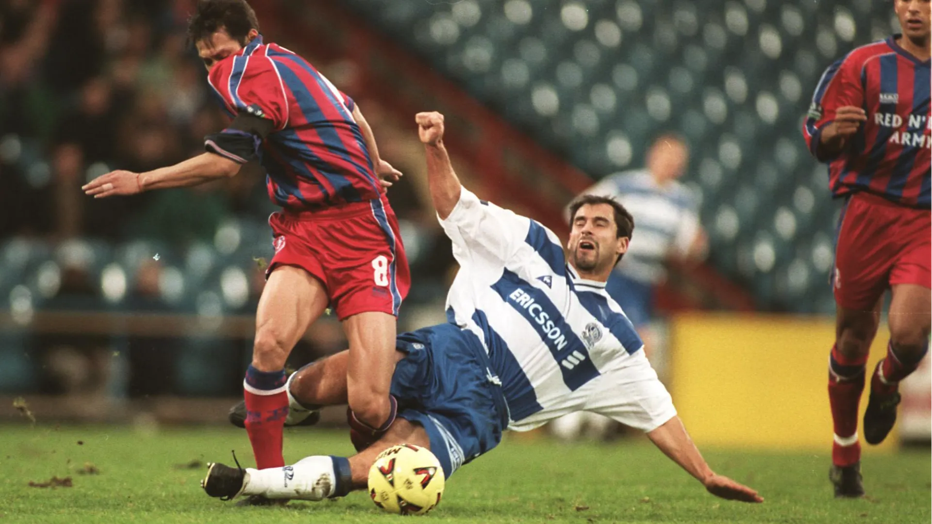 L'inglese è cresciuto calcisticamente nel QPR, poi ha giocato nel Gillingham
