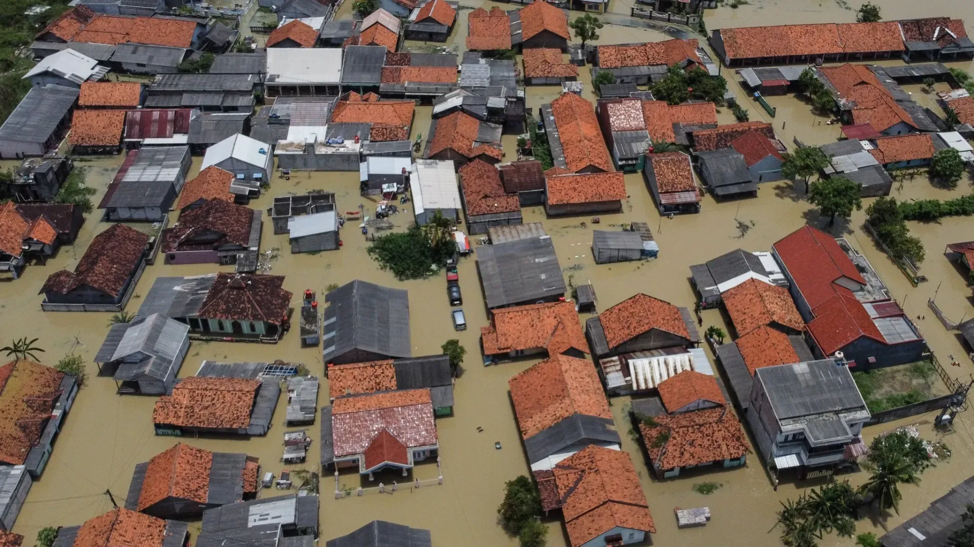 Il motivo del continuo sprofondamento è legato all'acqua: in gran parte della capitale dell'Indonesia manca l'acqua pulita e potabile
