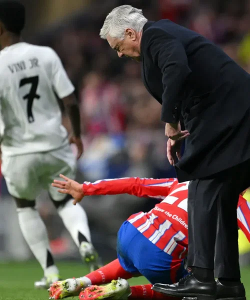 Ancelotti travolto da Simeone a bordo campo: le immagini