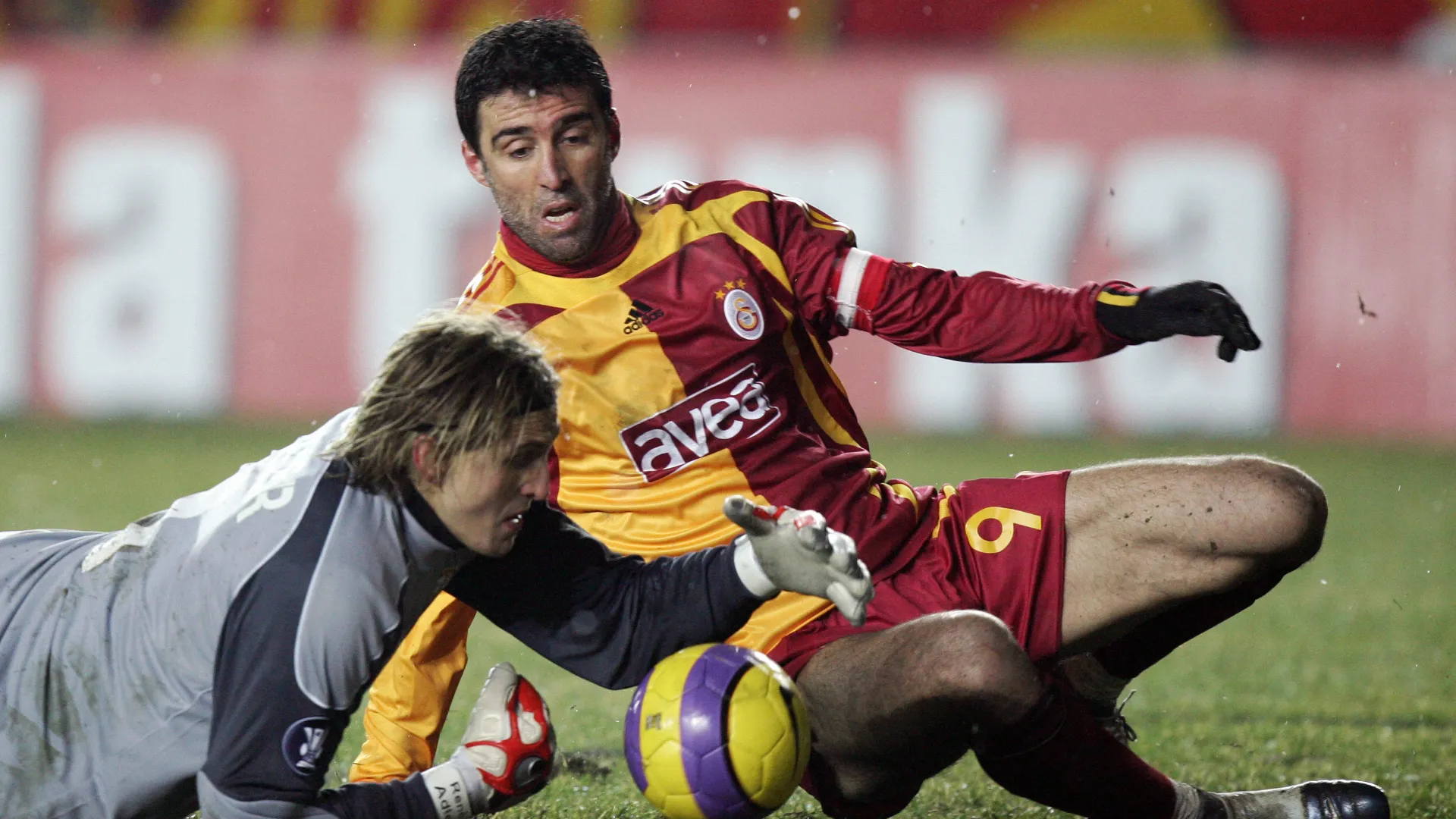 Attualmente è il miglior marcatore nella storia del Galatasaray con 288 gol
