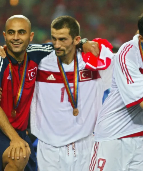 Uno dei migliori calciatori turchi della storia oggi fa il tassista. Foto