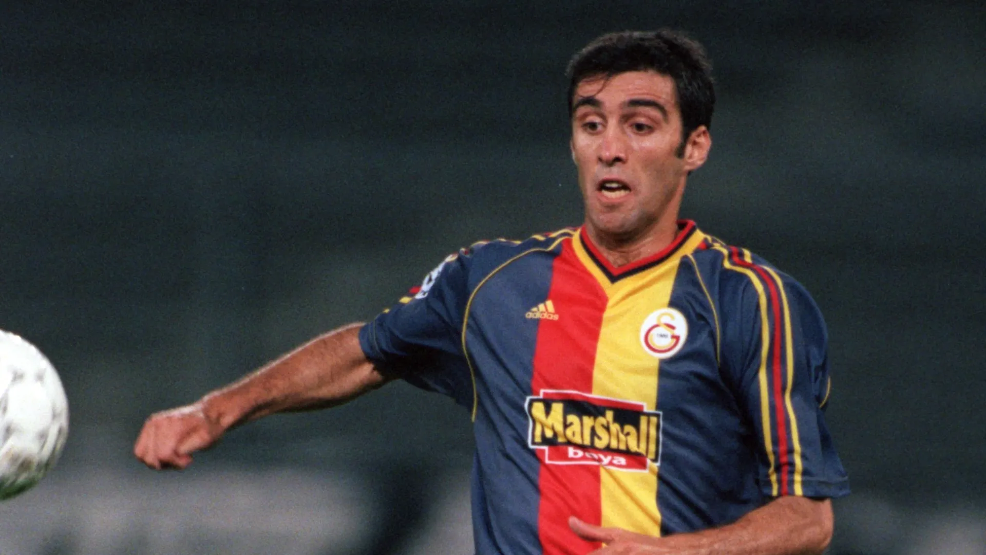 Dal 1995 al 2000 è tornato al Galatasaray, giocando 156 partite e segnando 119 gol
