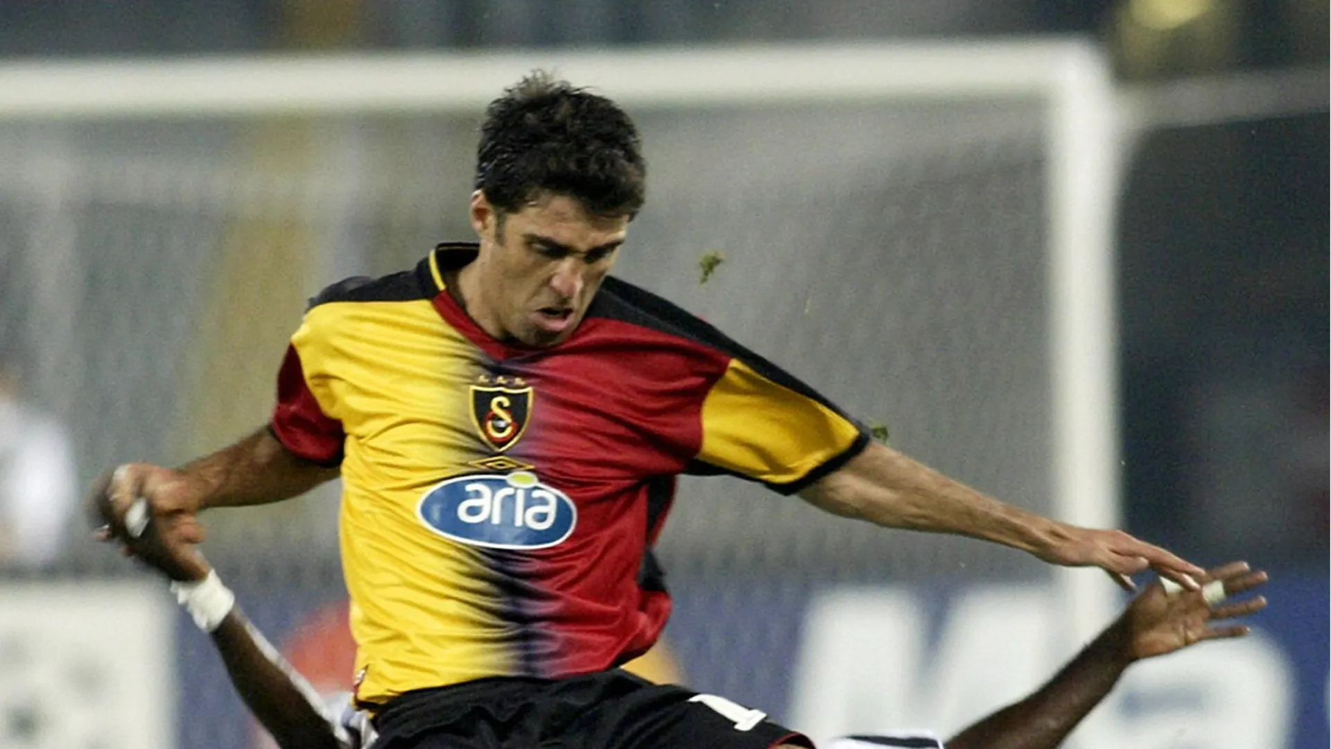 Dopo la prima esperienza con il Galatasaray (1992-1995), si è trasferito i Italia al Torino
