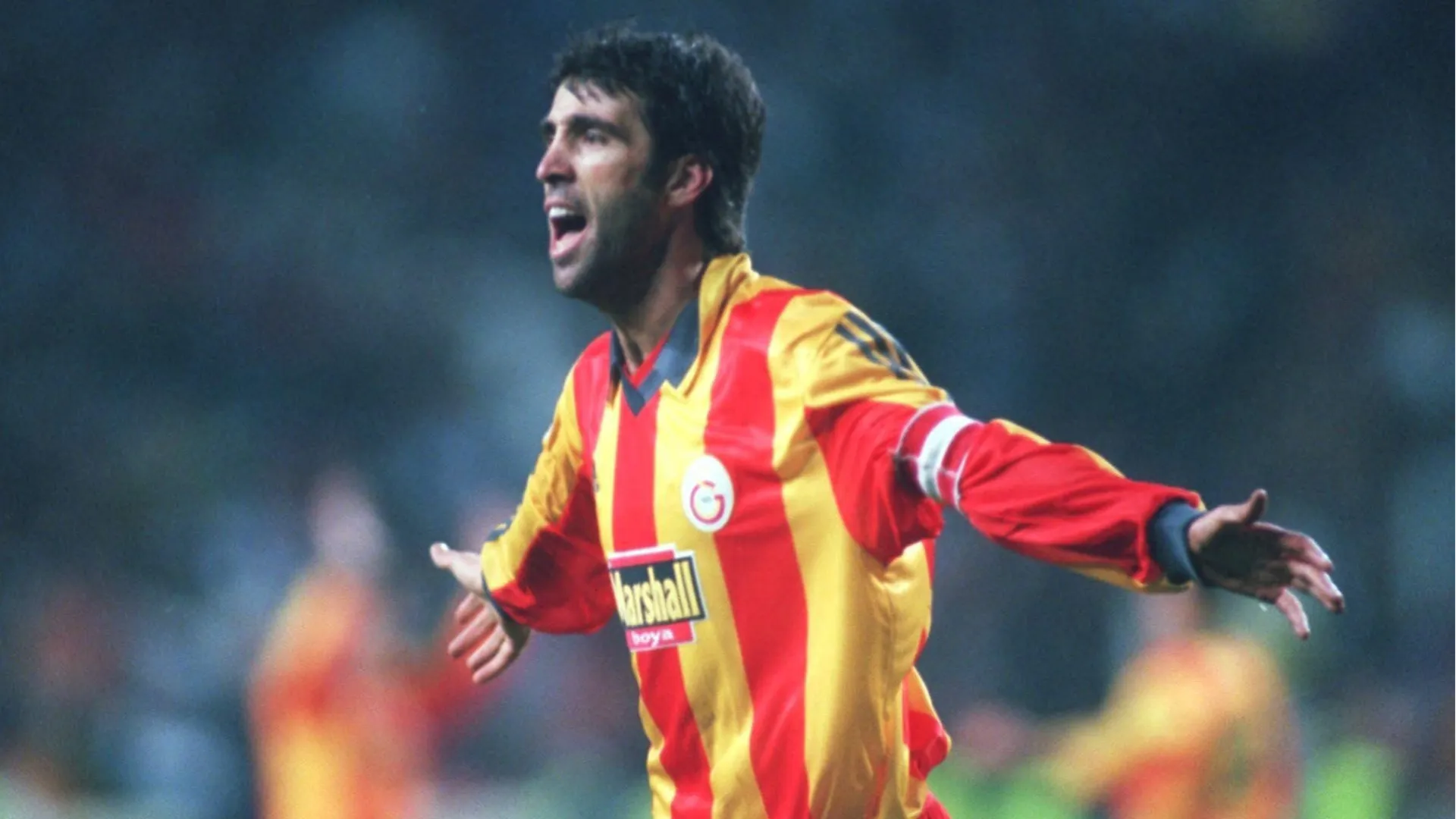 Il campione ha passato moltissimi anni con la maglia del Galatasaray ed è considerato uno dei migliori calciatori turchi della storia

