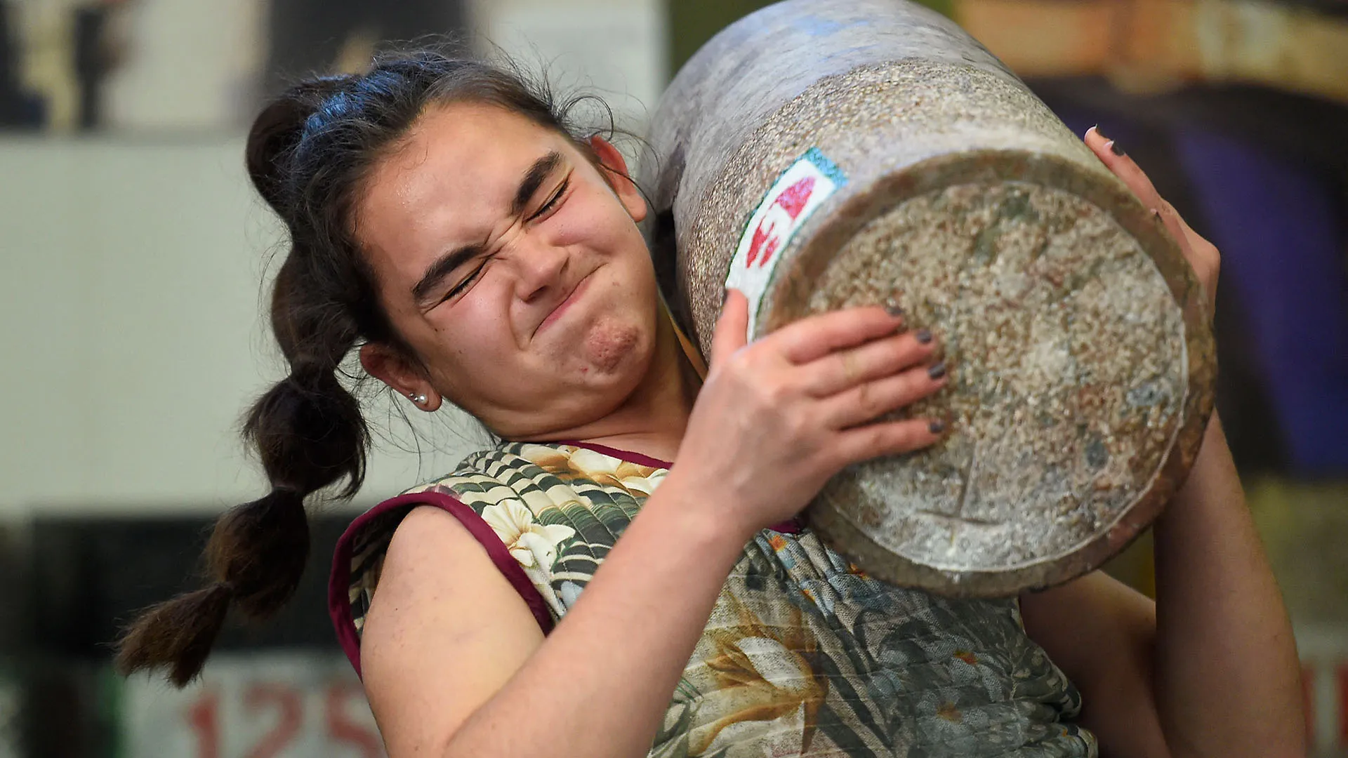 Uomini e donne che sollevano enormi pietre: le foto
