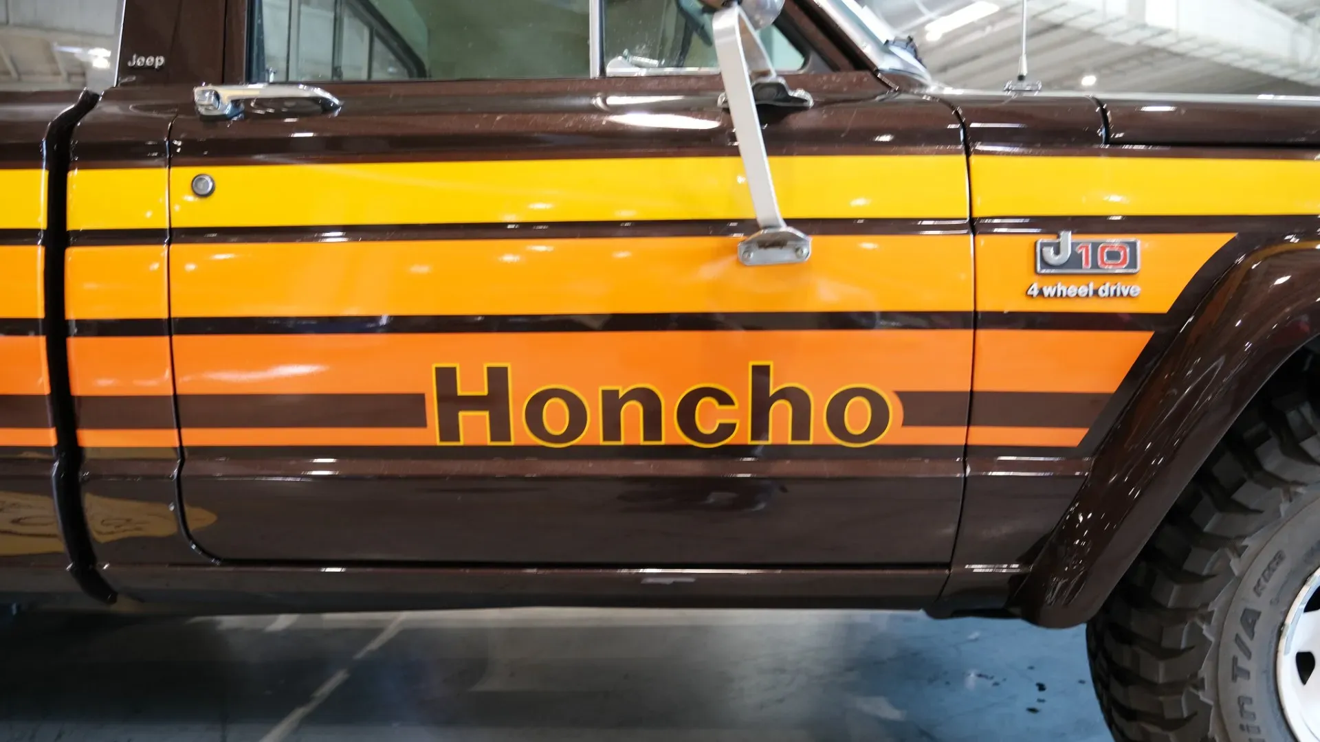 Nel 1980 Jeep alza il livello con il pacchetto Laredo: di quell'anno è anche l'Honcho che stiamo ammirando