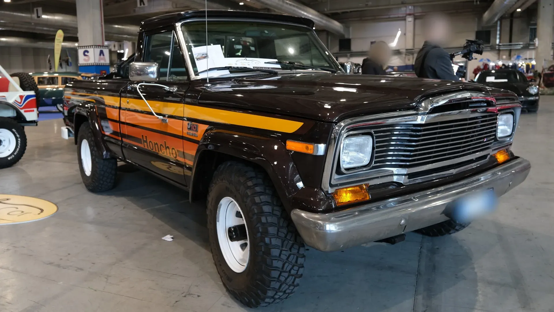Gli anni ’70 videro il boom dei pacchetti adesivi Jeep: estetica marcata e carattere deciso per tutti i modelli.