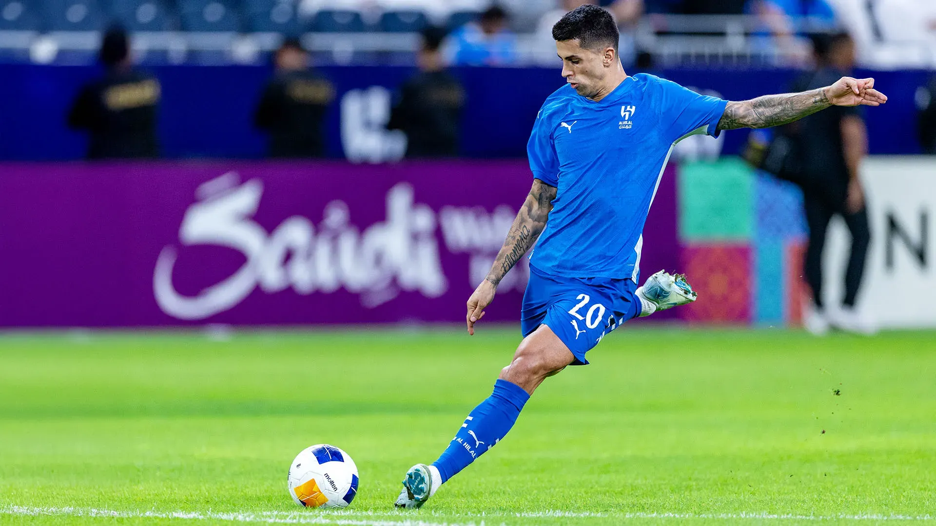 Cancelo è anche disposto a ridursi notevolmente lo stipendio pur di tornare a Barcellona
