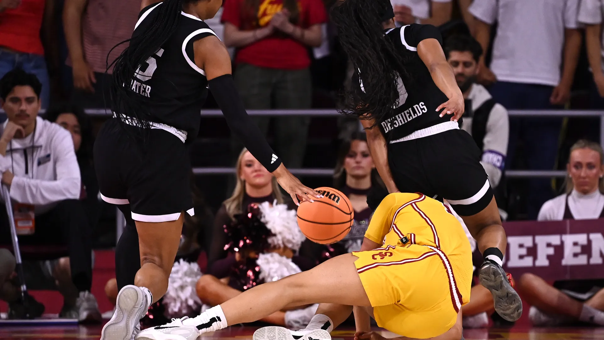 JuJu Watkins, stella delle USC Trojans, si è fatta male ad un ginocchio durante la partita contro le Mississippi State Bulldogs, valida per il campionato NCAA