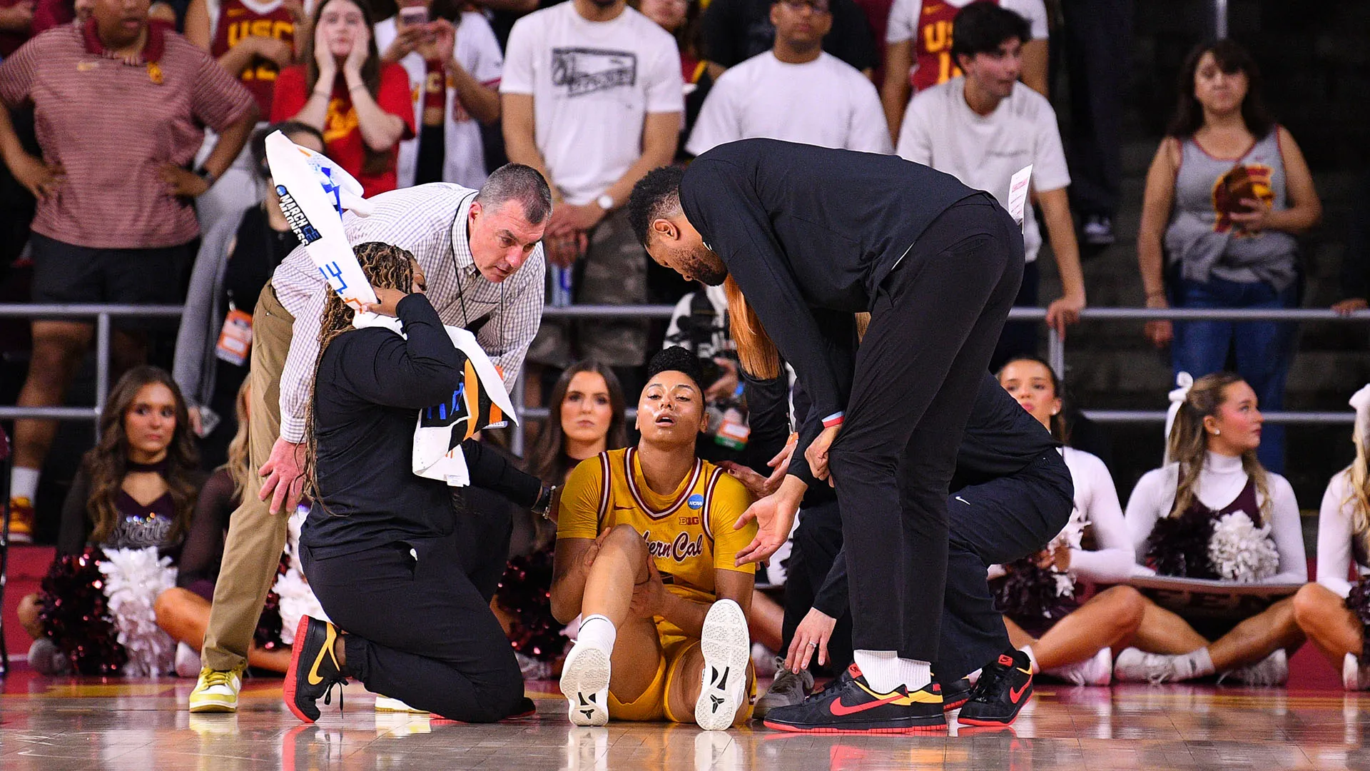 Il Galen Center, inizialmente in silenzio, ha applaudito la Watkins all'uscita dal campo