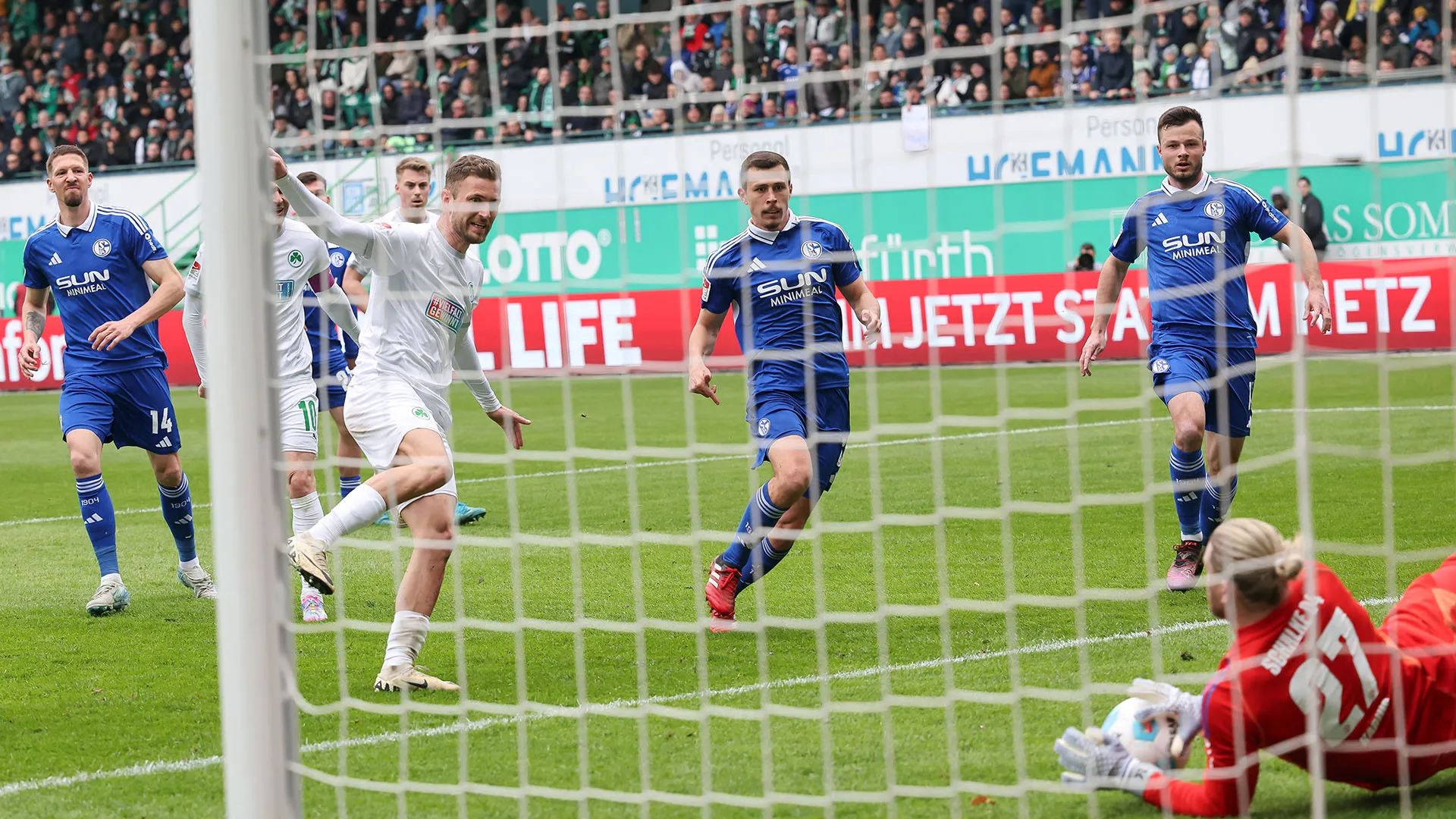 Il portiere dello Schalke si è infortunato nel primo tempo della partita contro lo SpVgg Greuther Fürth