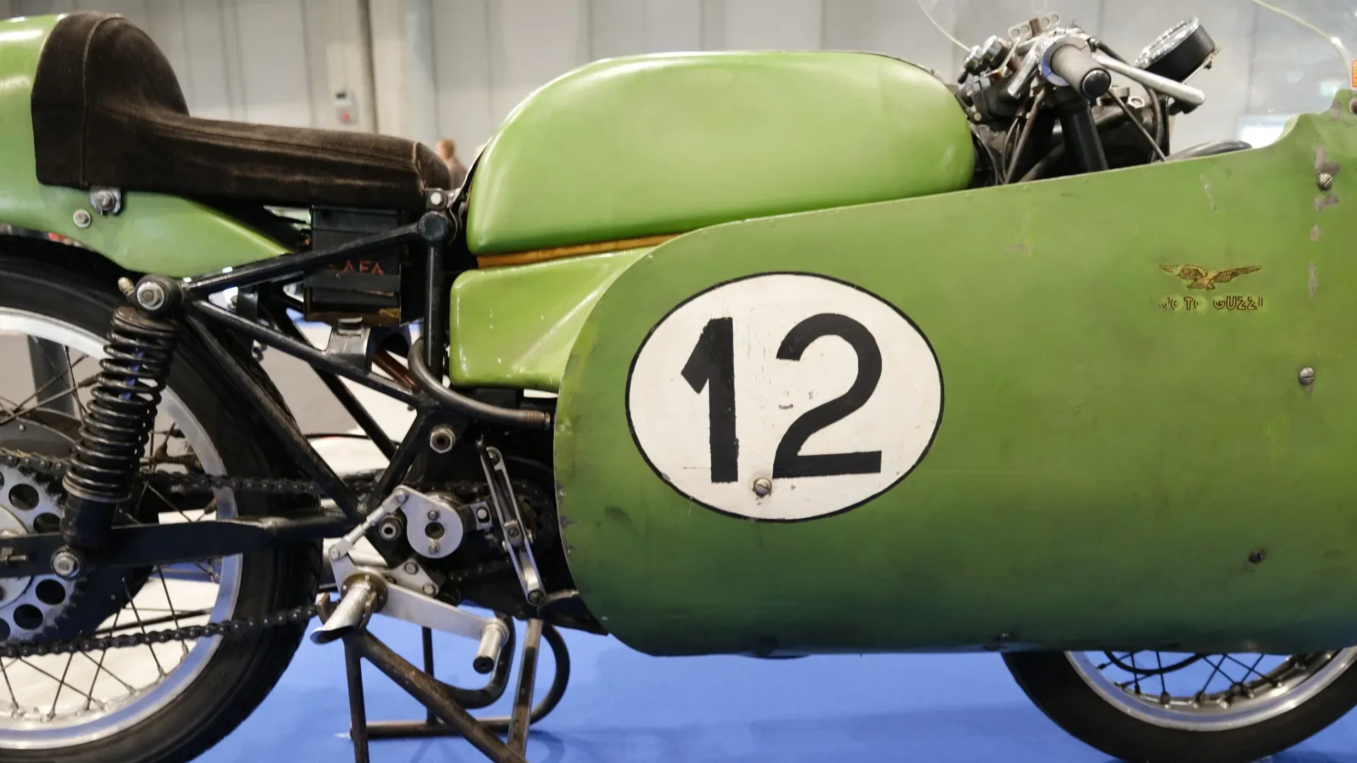 Moto Guzzi fu tra le prime a usare la galleria del vento per lo sviluppo della carenatura aerodinamica.
Con l’uso di acciai speciali e leghe leggere, il peso scese da 117 a soli 100 chili.
Una moto costruita per vincere, senza compromessi: velocità, stabilità e tecnica avanzata.
