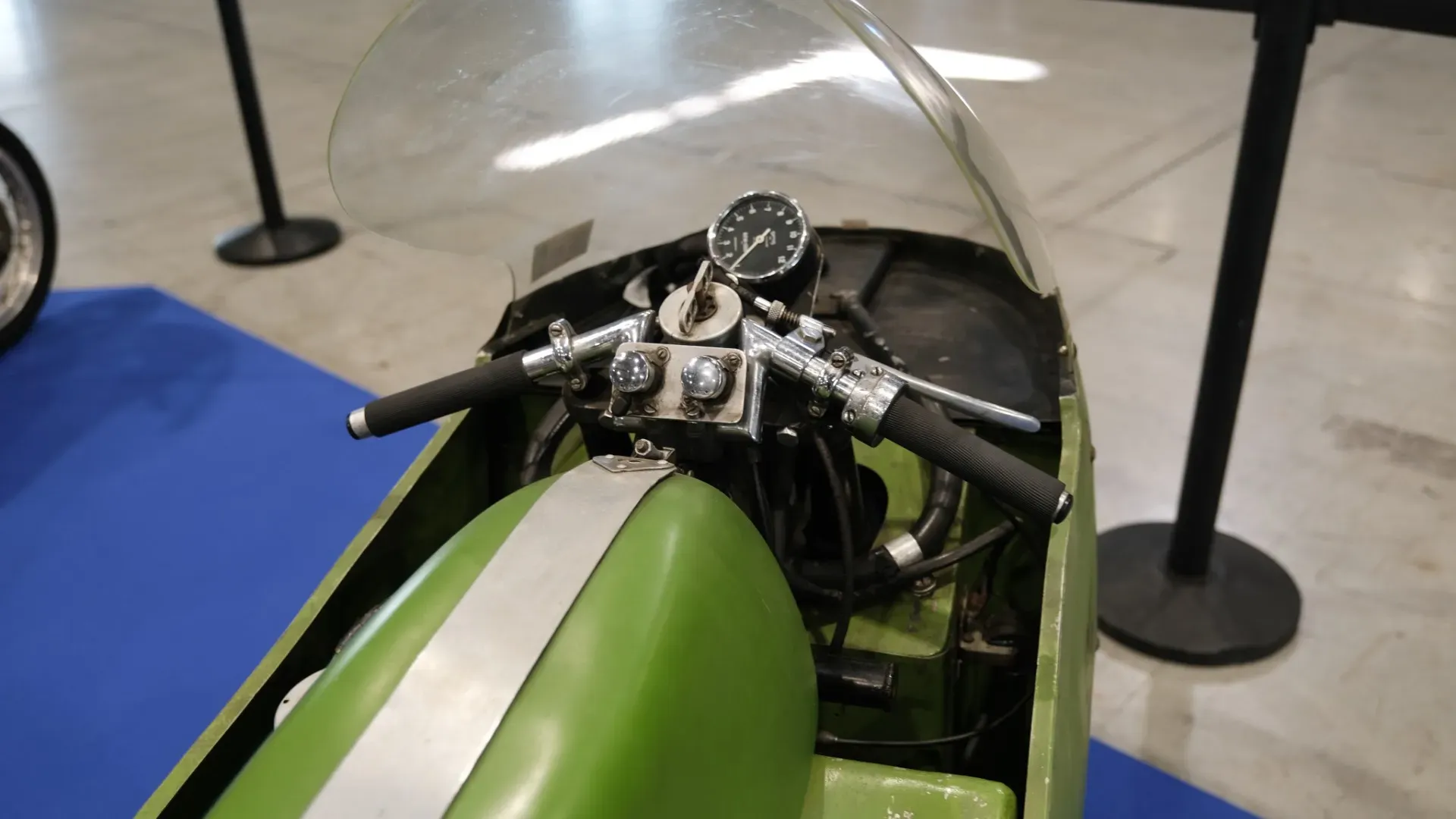 Tra il 1953 e il 1957 vince cinque titoli mondiali, prima del ritiro della casa dalle gare ufficiali.