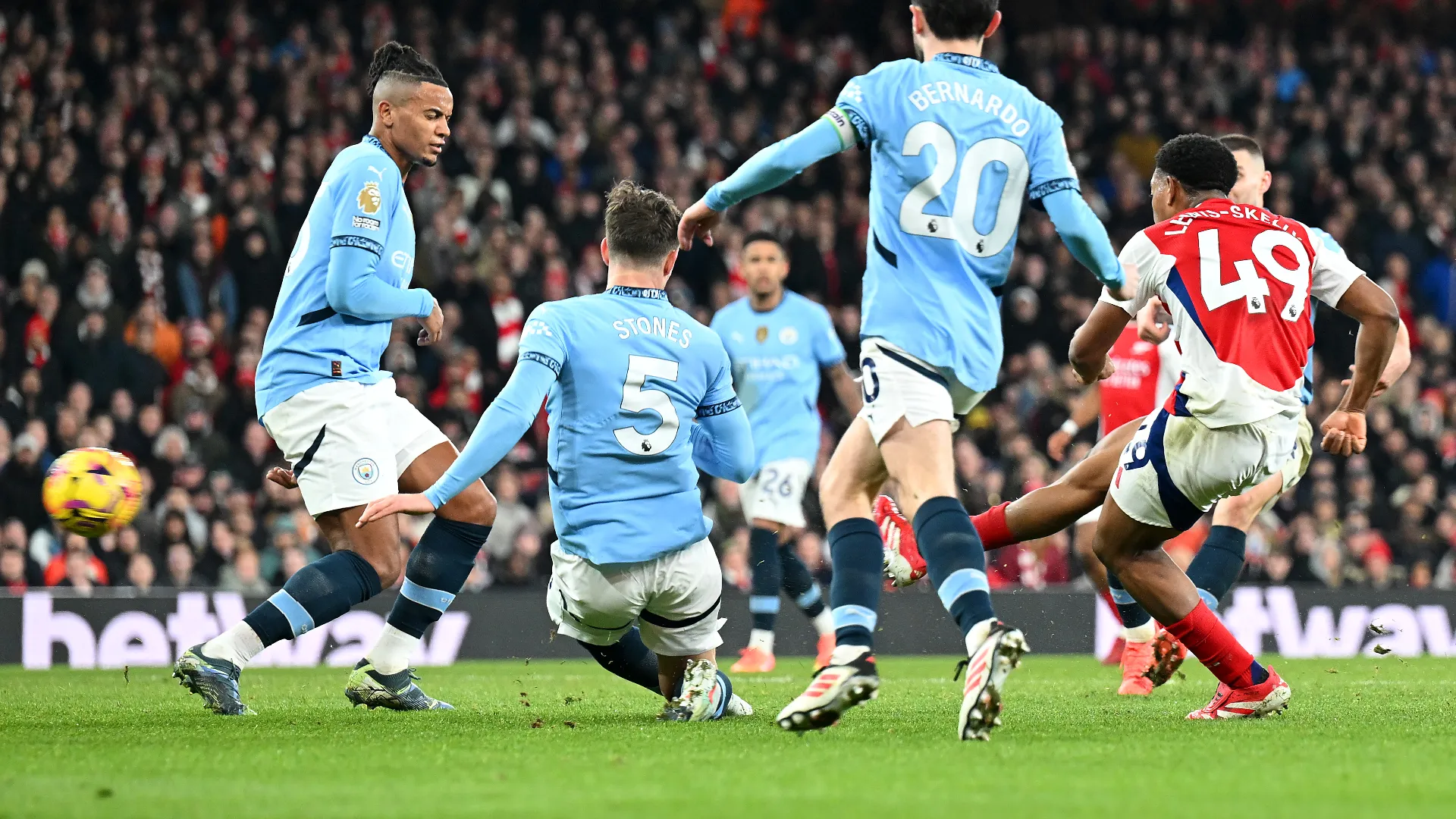 Il 2 febbraio 2025, in occasione del match di ritorno contro il City, ha realizzato il suo primo gol con i Gunners
