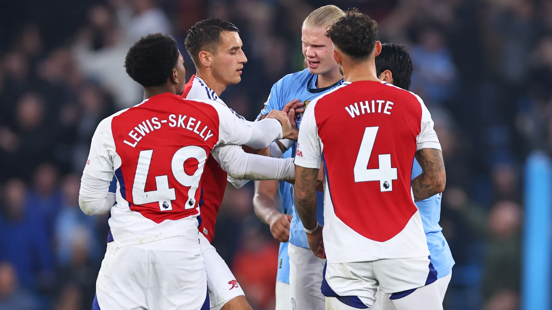 Il 22 settembre 2024 ha esordito con l'Arsenal nel match contro il Manchester City
