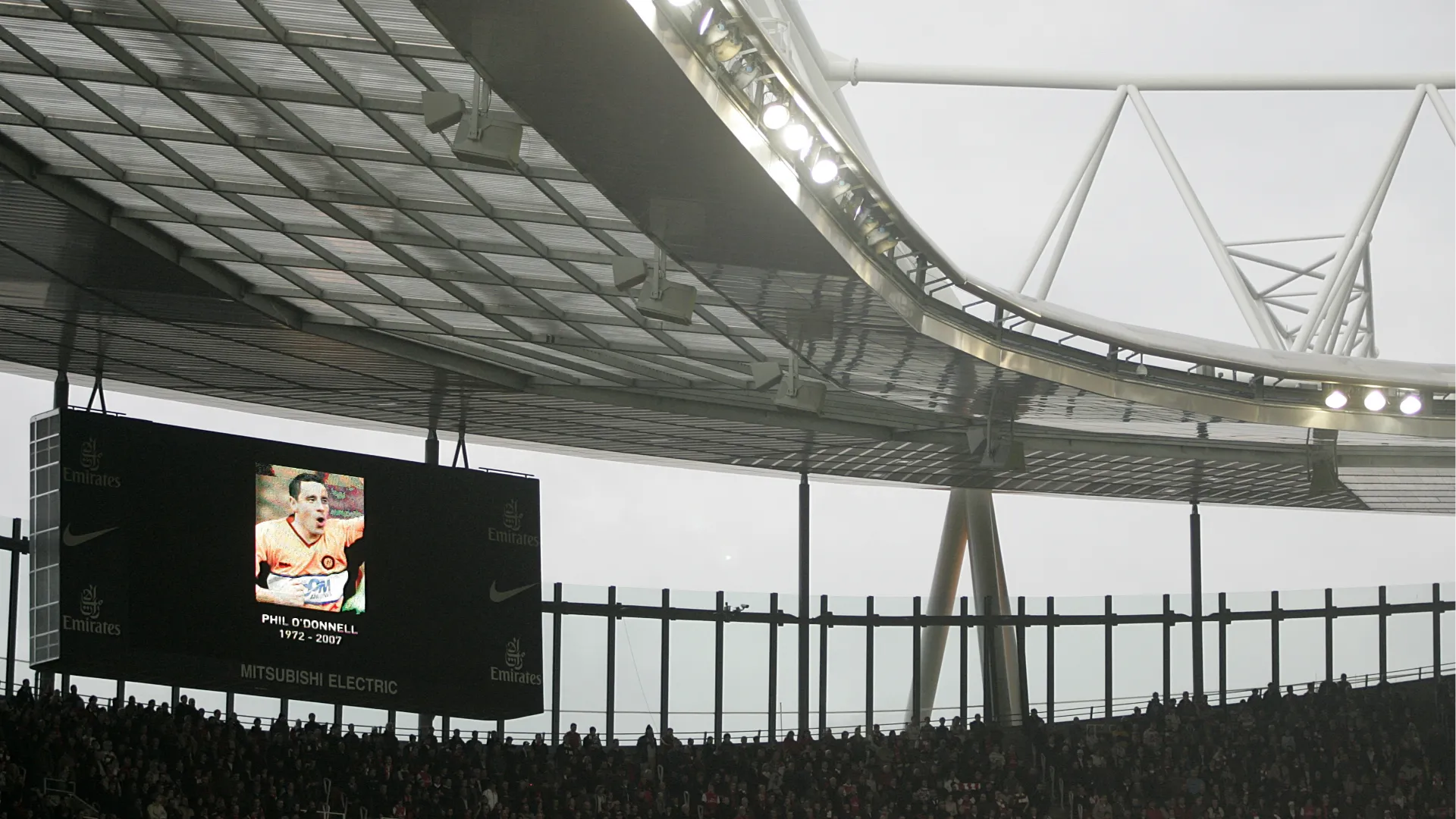 Successivamente passò in Inghilterra allo Sheffield Weds
