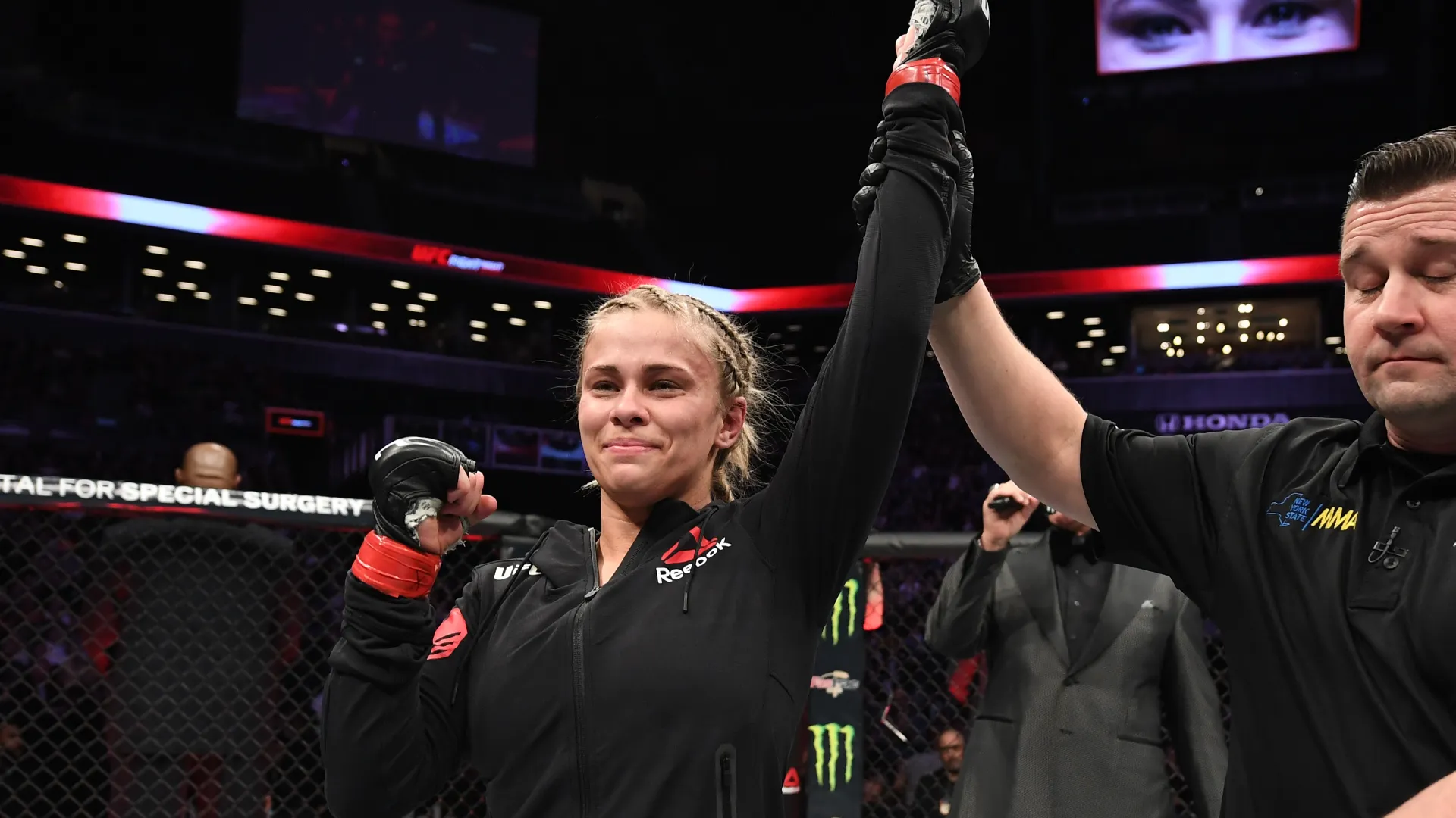 Nel grappling eccelle nel ground and pound, tenendo le avversarie sotto costante controllo
