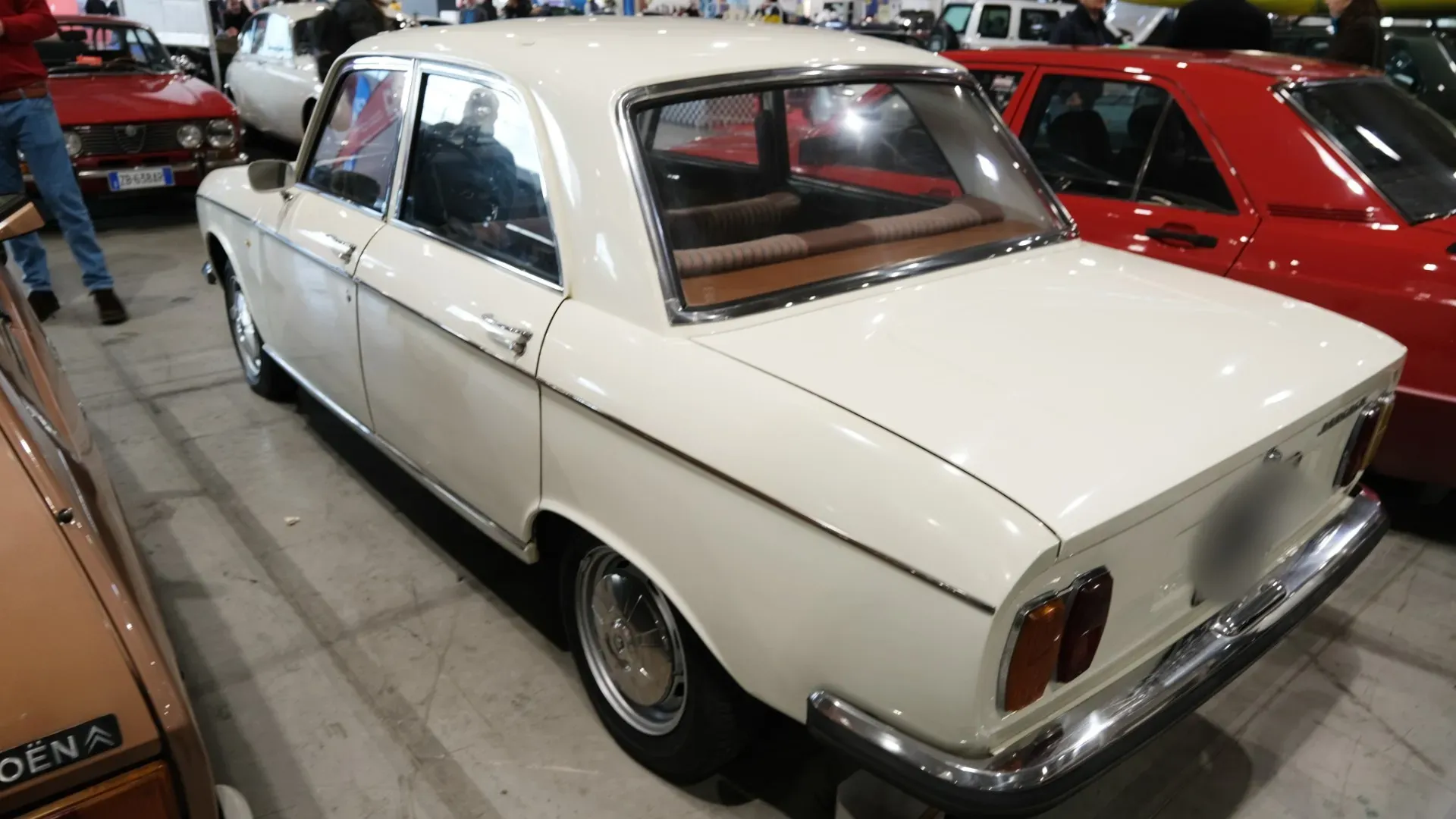 Nel 1979 la berlina lascia spazio alla nuova 305, ma il break resiste ancora un anno prima di uscire definitivamente di produzione.
