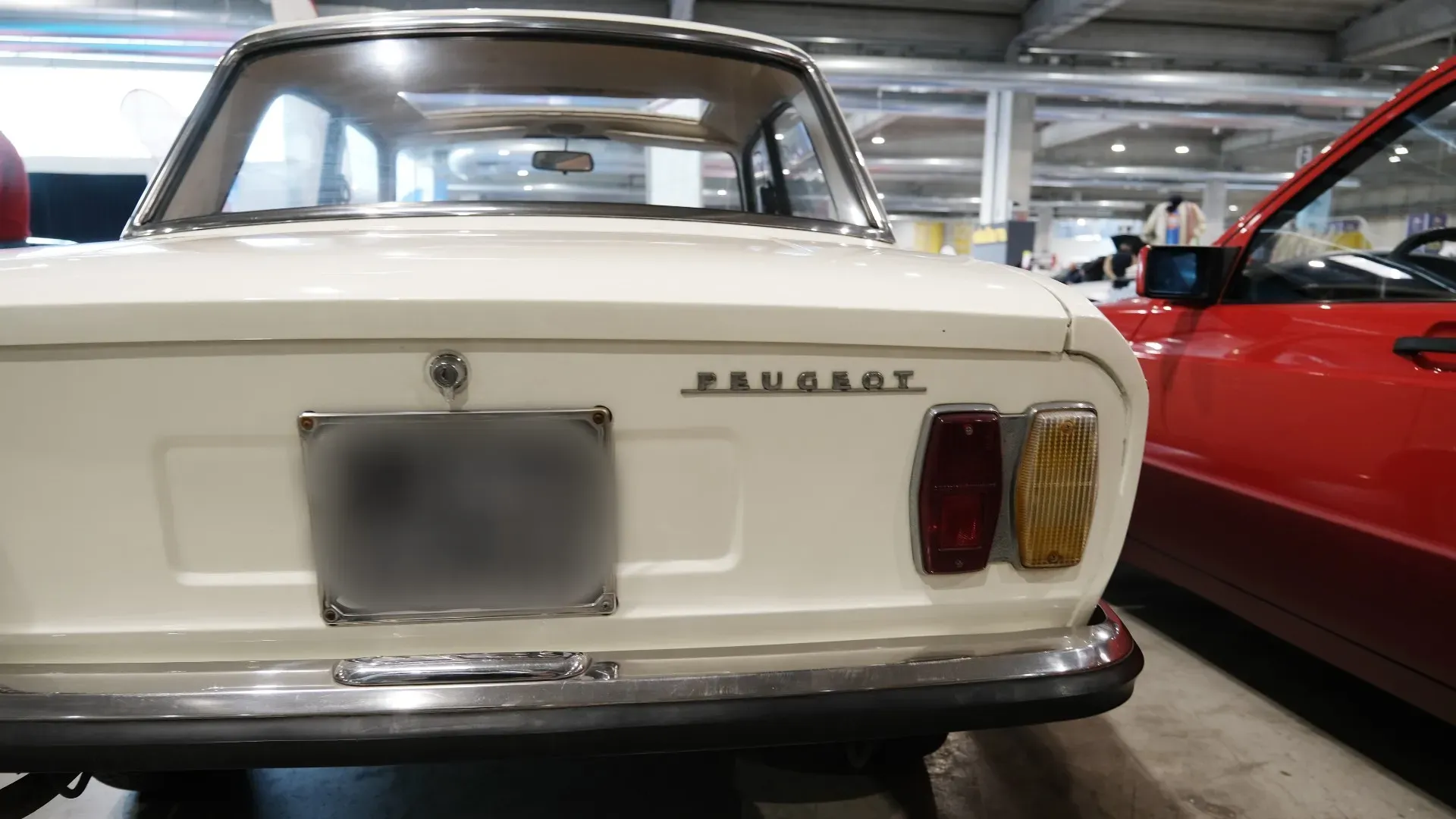 Coupé e cabriolet escono di scena nel 1976, mentre la berlina guadagna nuovi dettagli come la calandra nera e gli indicatori bianchi.
