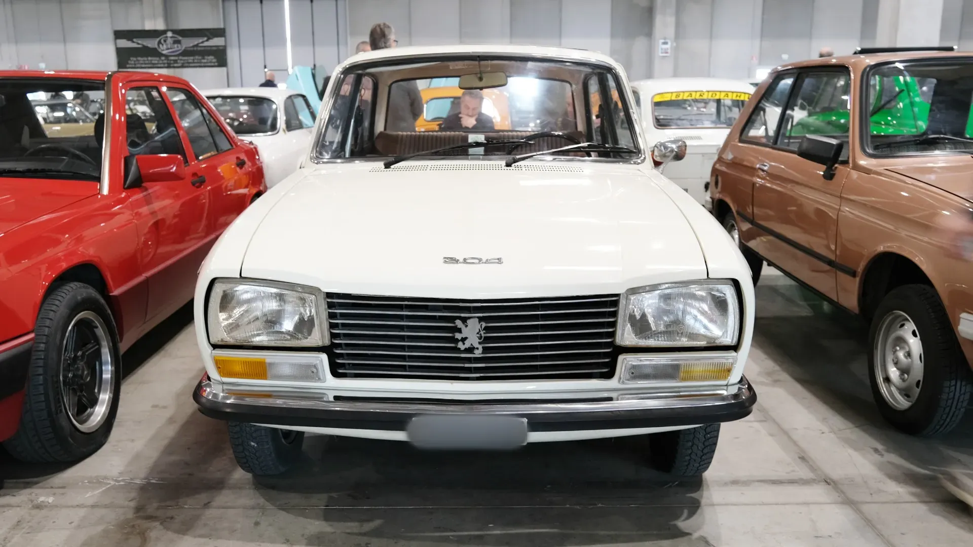 Arrivano anche le versioni diesel e il furgone: la 304 si adatta a ogni esigenza, dal trasporto merci alla guida economica.
