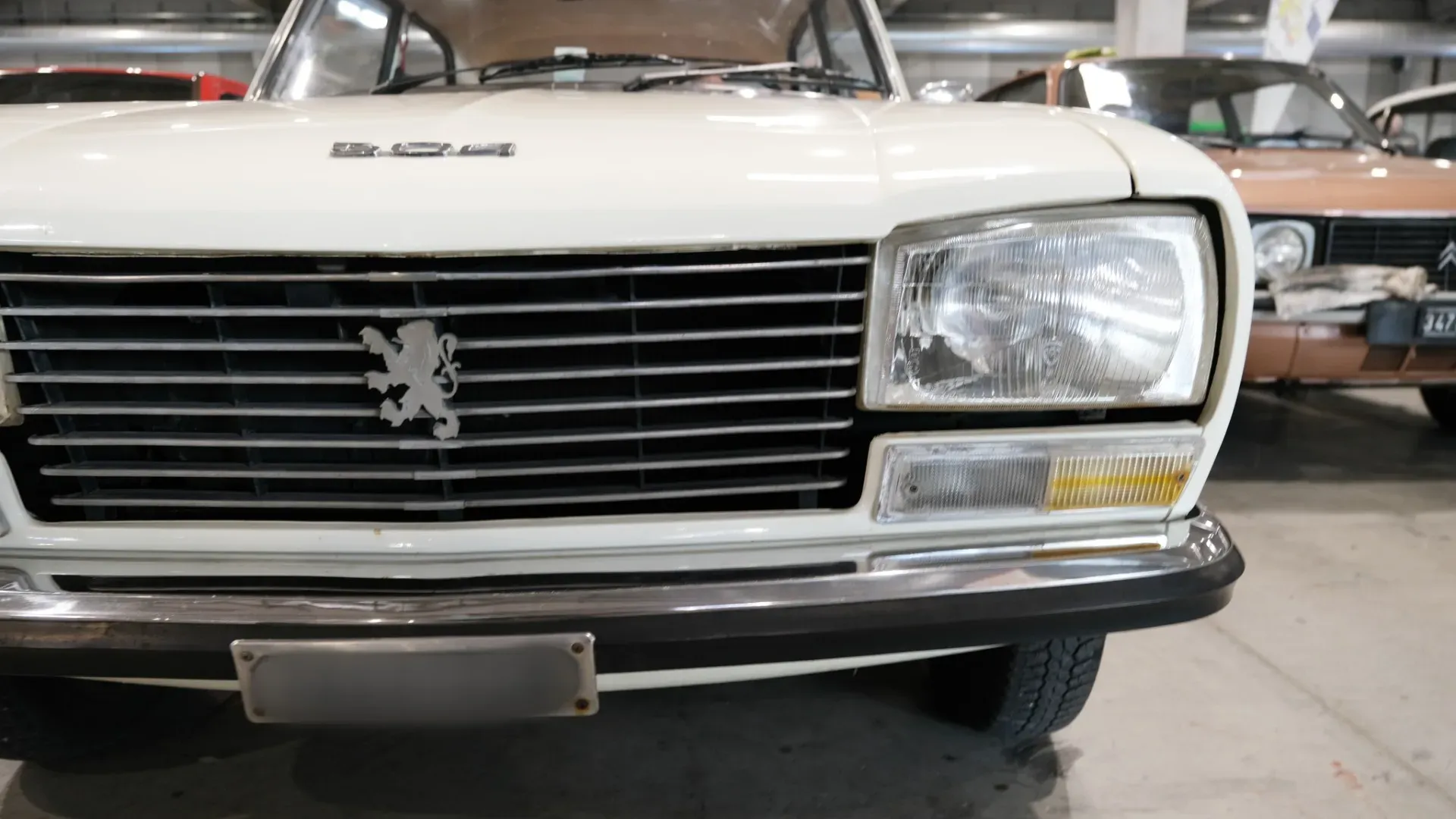 Sotto il cofano c’è un nuovo motore 1.3 da 65 cavalli, capace di spingerla fino a 150 km/h: prestazioni brillanti per l’epoca.