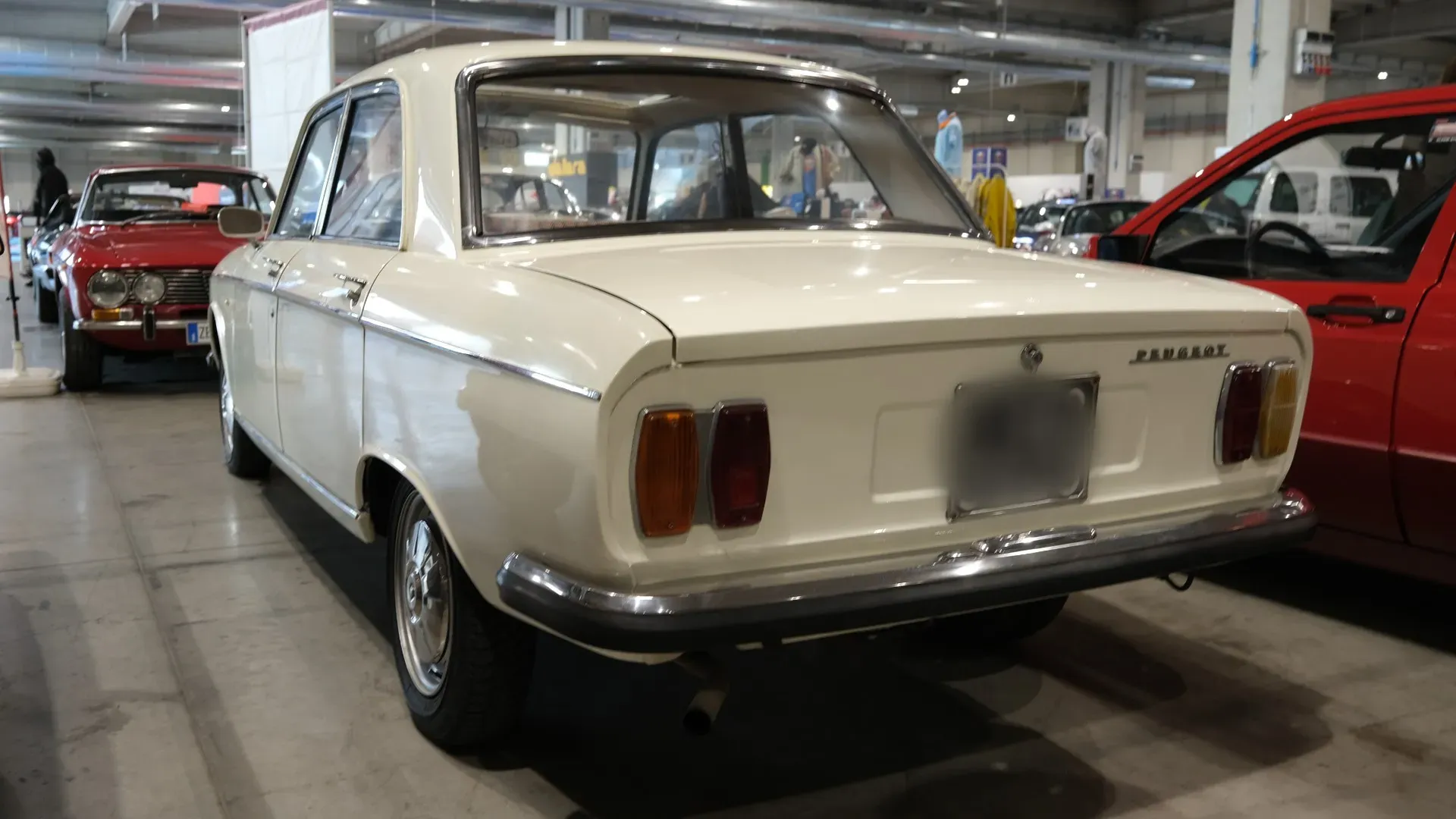Con un posteriore allungato e un bagagliaio più generoso, la 304 si propone subito come una berlina pratica e spaziosa.