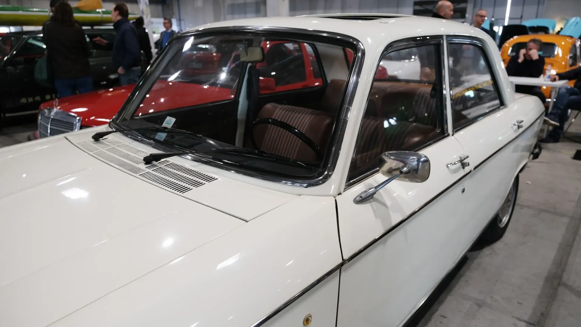 Nel 1970 arrivano coupé e cabriolet, che condividono meccanica e design con la berlina, ma con un tocco di sportività in più.